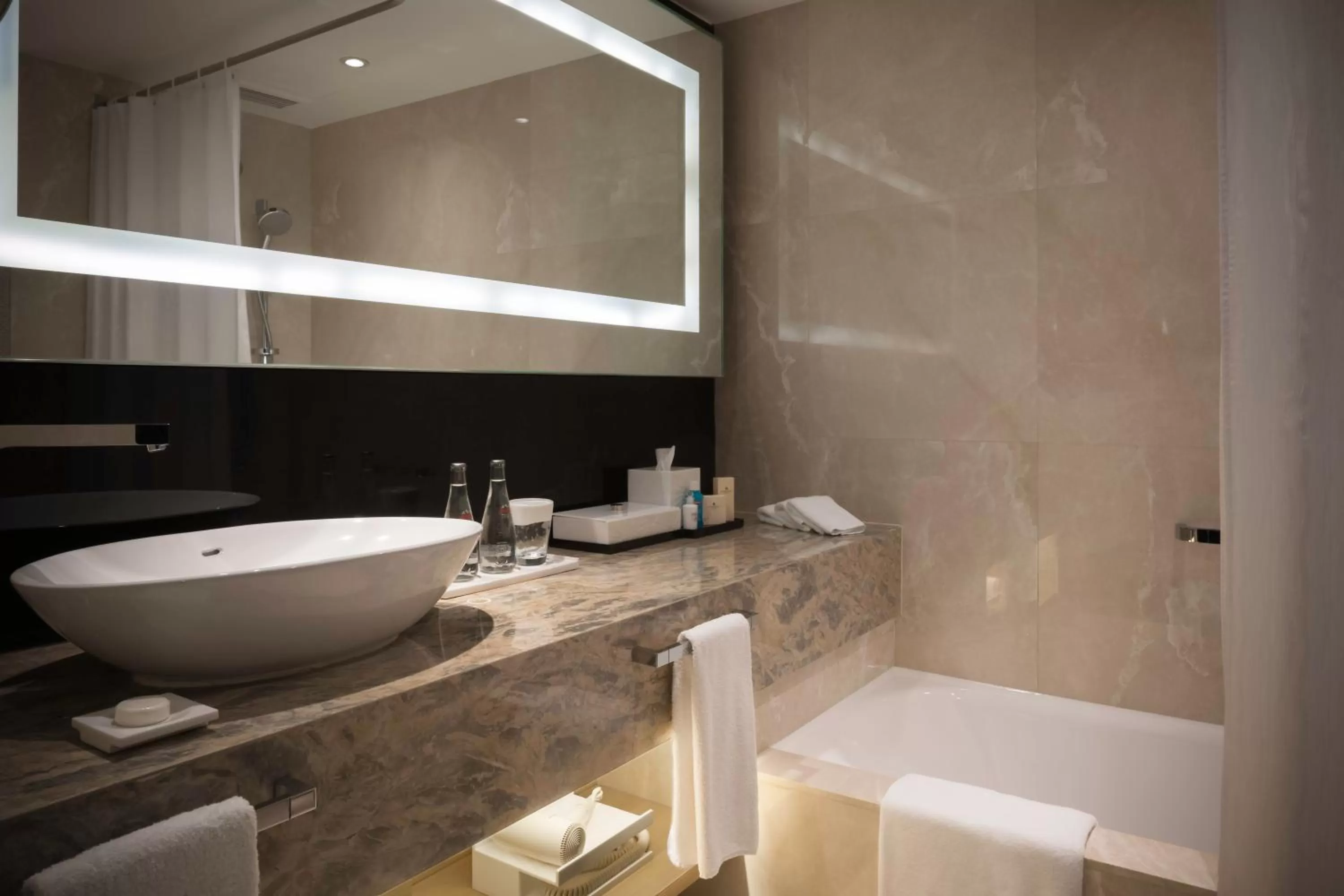 Bathroom in Gateway Hotel, Marco Polo