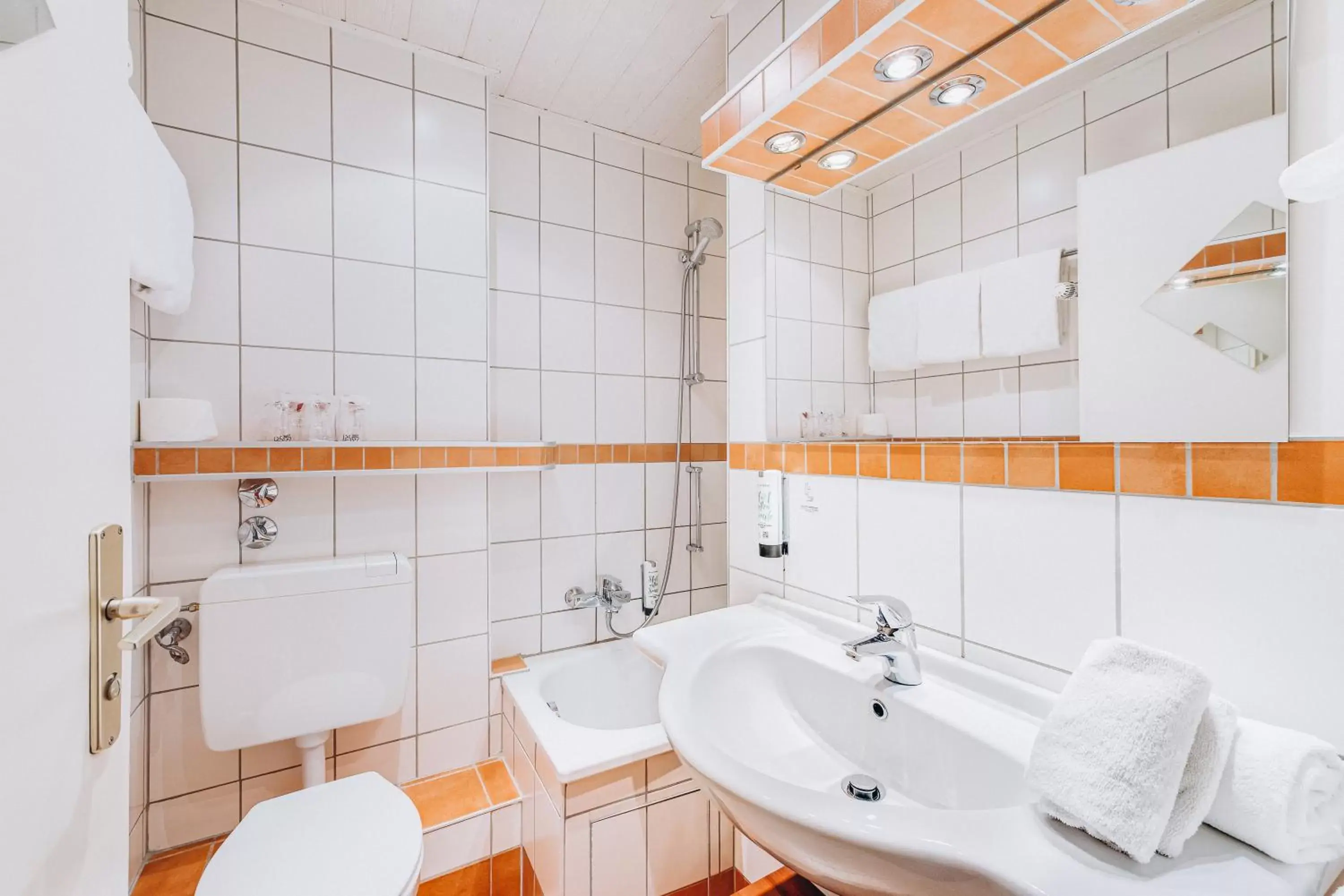 Shower, Bathroom in Hotel Isartor