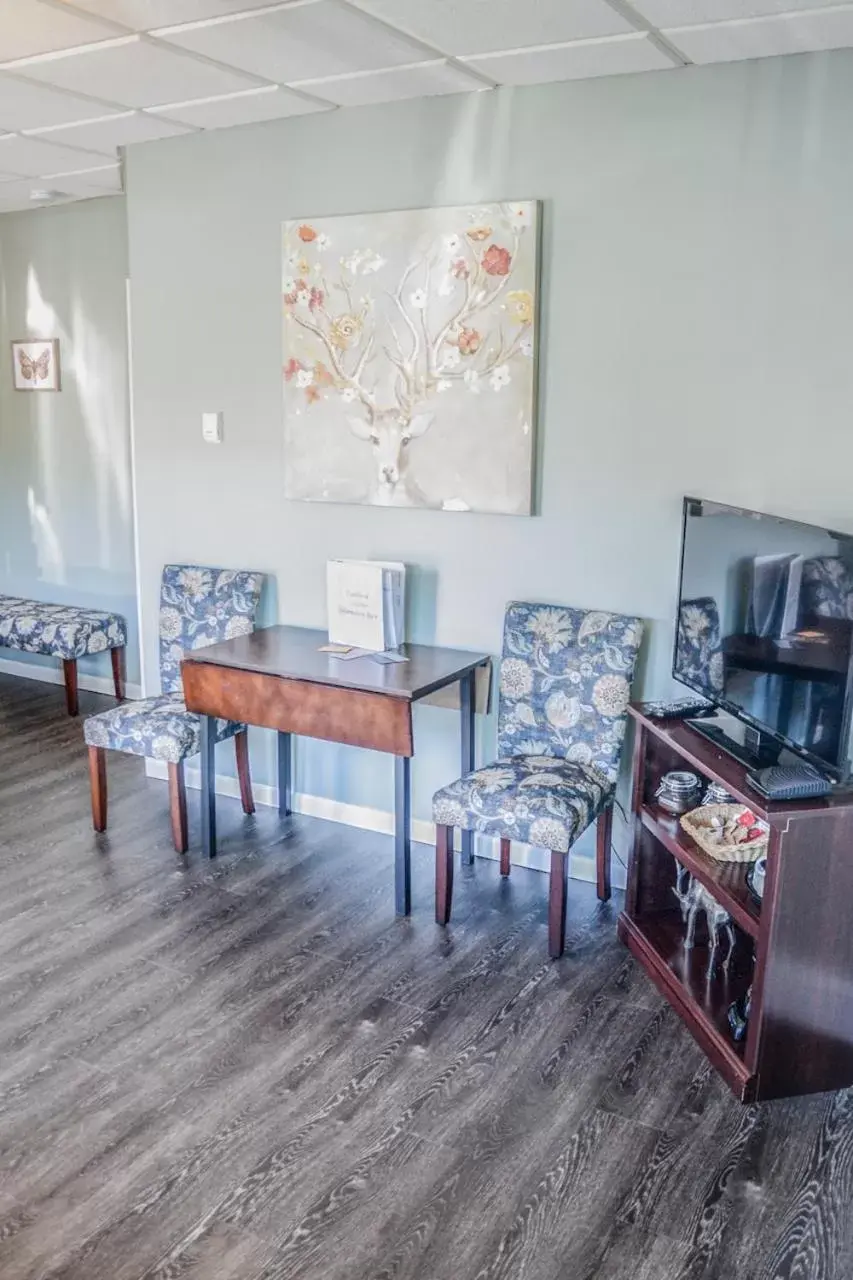 TV and multimedia, Seating Area in Trailhead Lodging