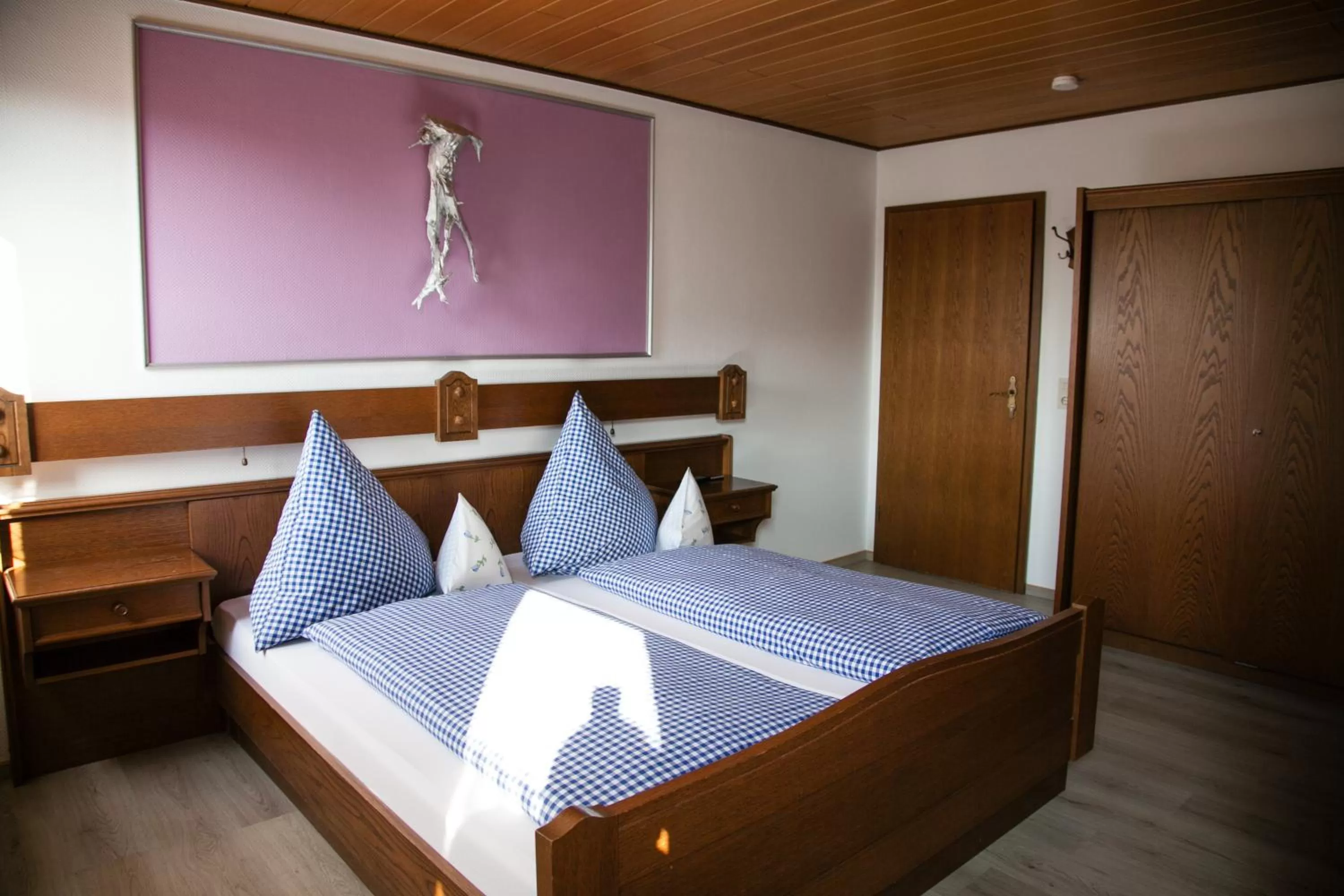 Photo of the whole room, Bed in Herzog's Ulsterbrücke Garni Hotel