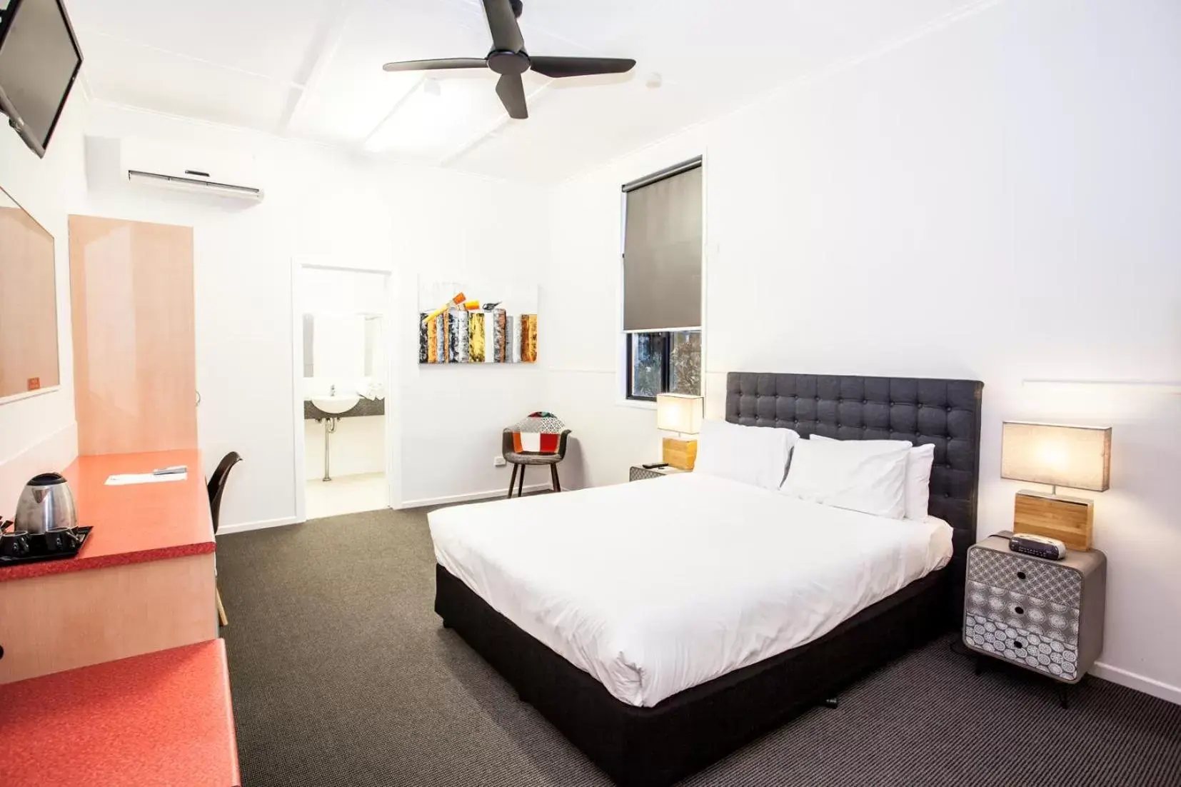 Photo of the whole room, Bed in Darra Motel & Conference Centre