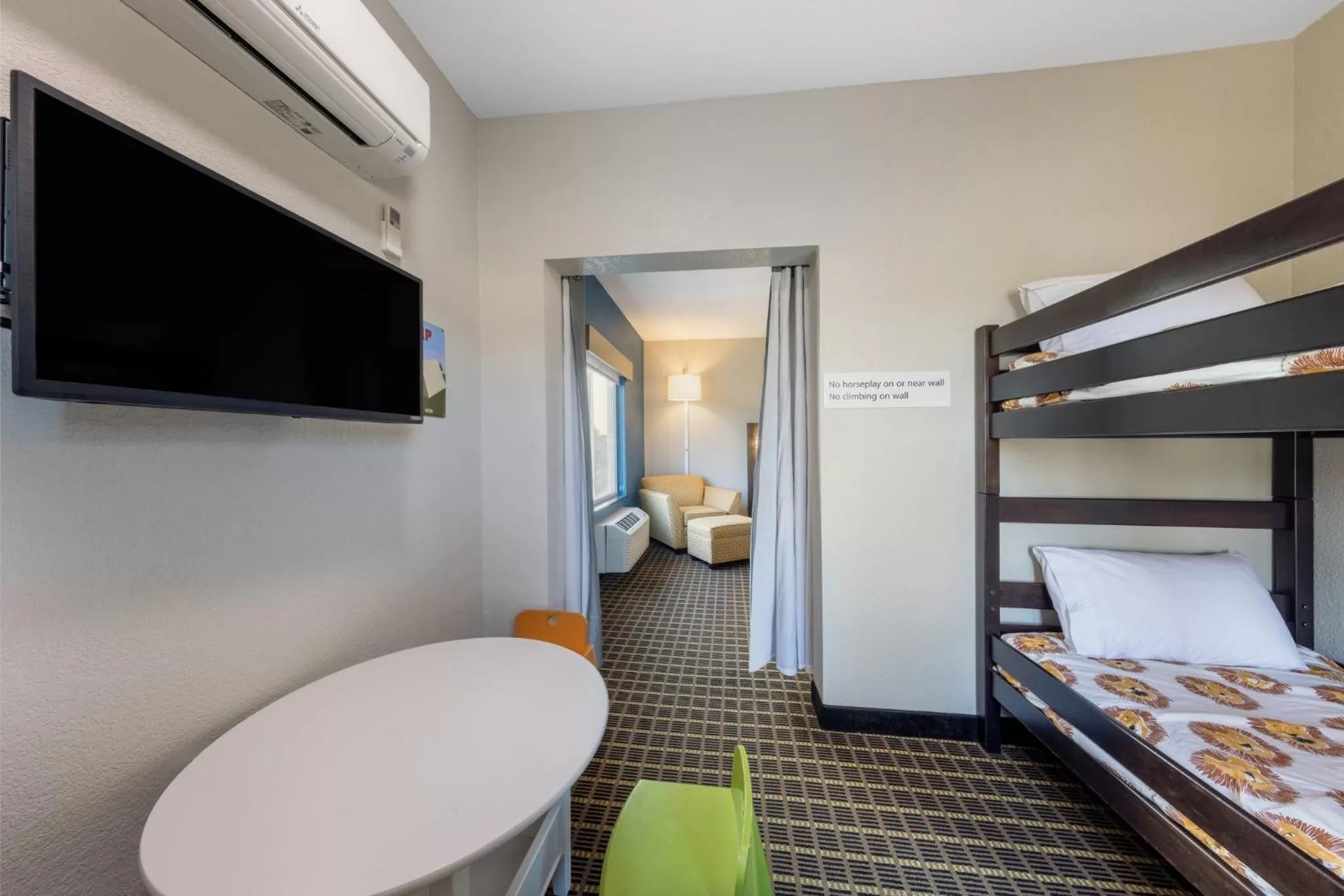 Photo of the whole room, Bed in Holiday Inn Express & Suites Pittsburg by IHG