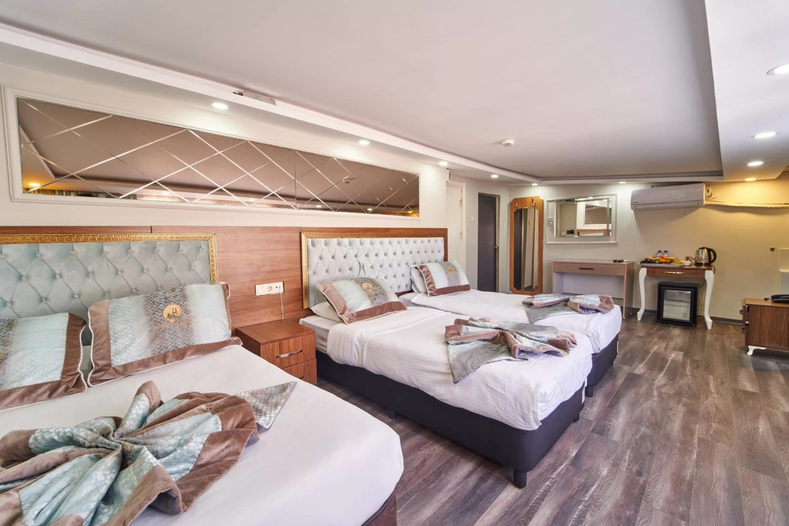 Photo of the whole room, Bed in Istanbul Sirkeci Hotel