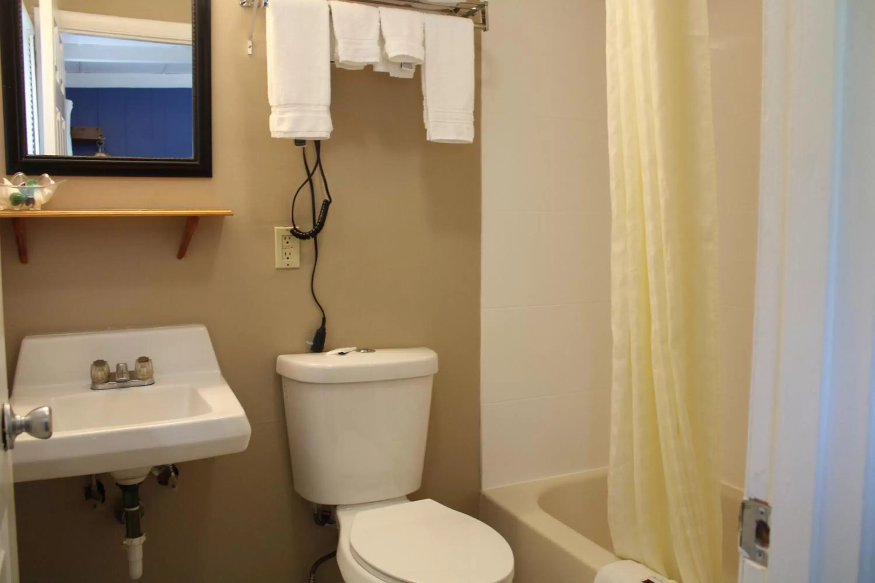 Bathroom in Claremont Motor Lodge