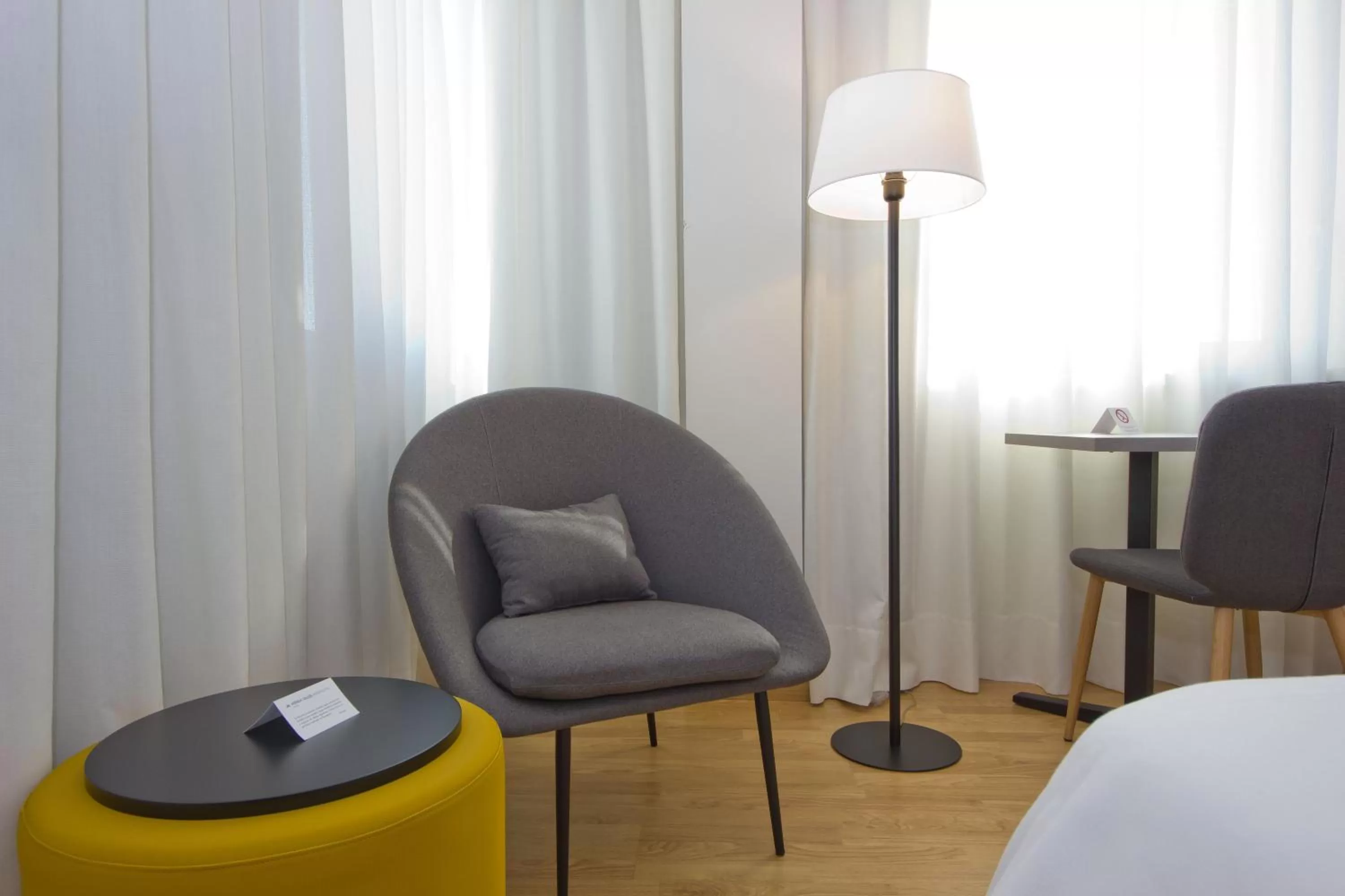 Living room, Bed in Aparthotel Atenea Valles