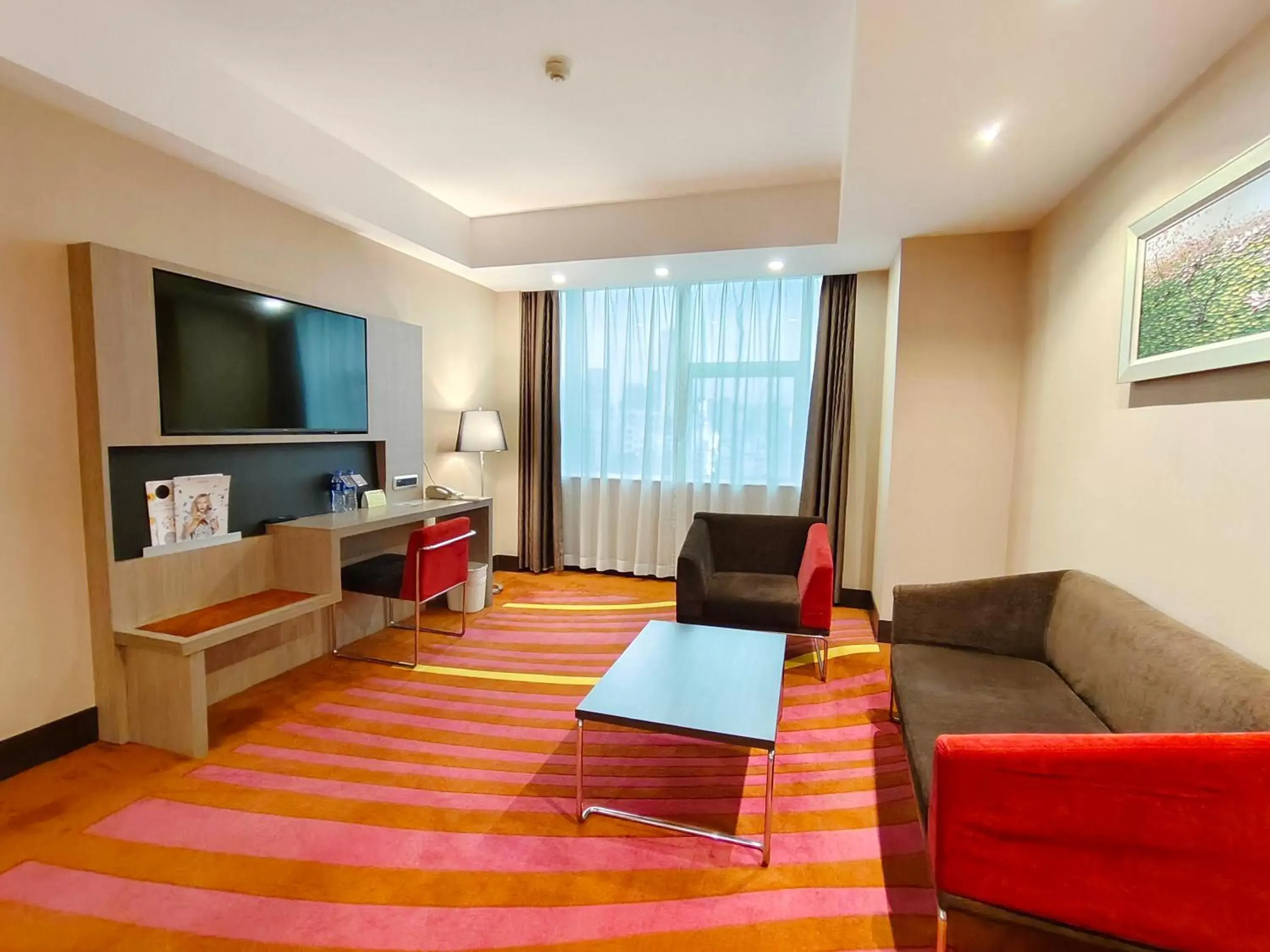 Living room, TV/Entertainment Center in Shenzhen Novotel Watergate(Kingkey 100)