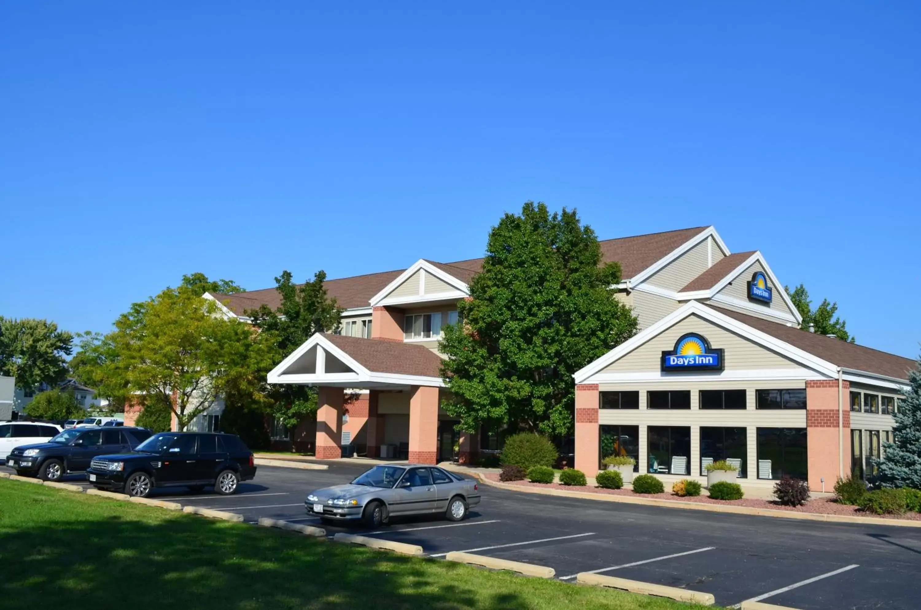 Facade/entrance, Property Building in Days Inn & Suites by Wyndham Madison