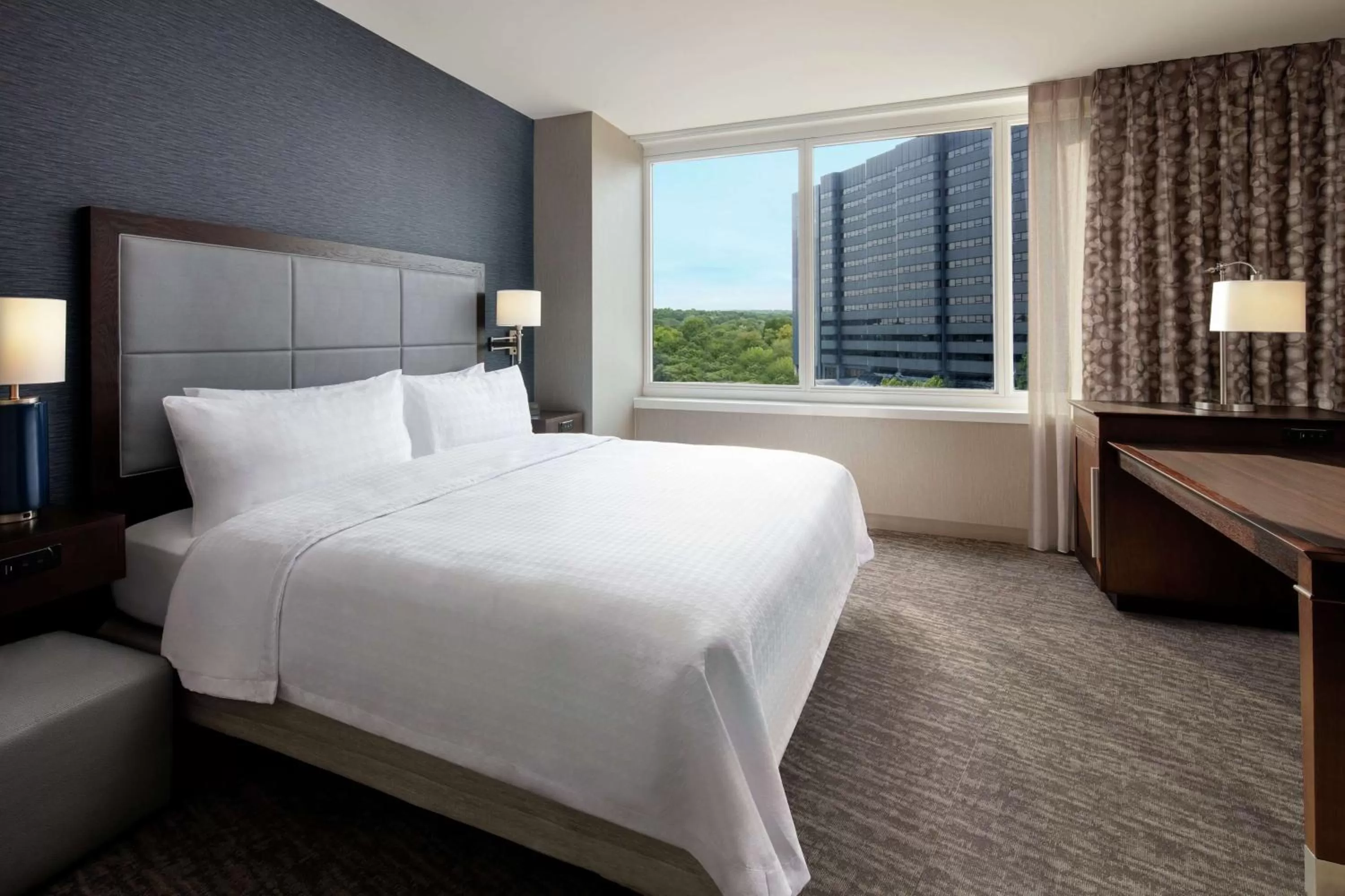 Bed in Hampton Inn & Suites Teaneck/Glenpointe