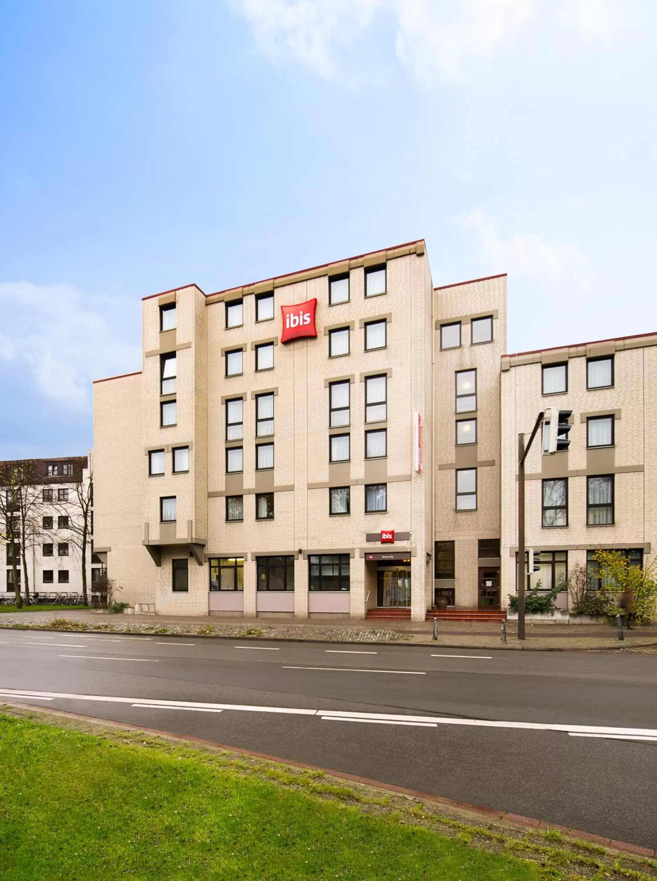 Facade/entrance, Property Building in ibis Bremen City