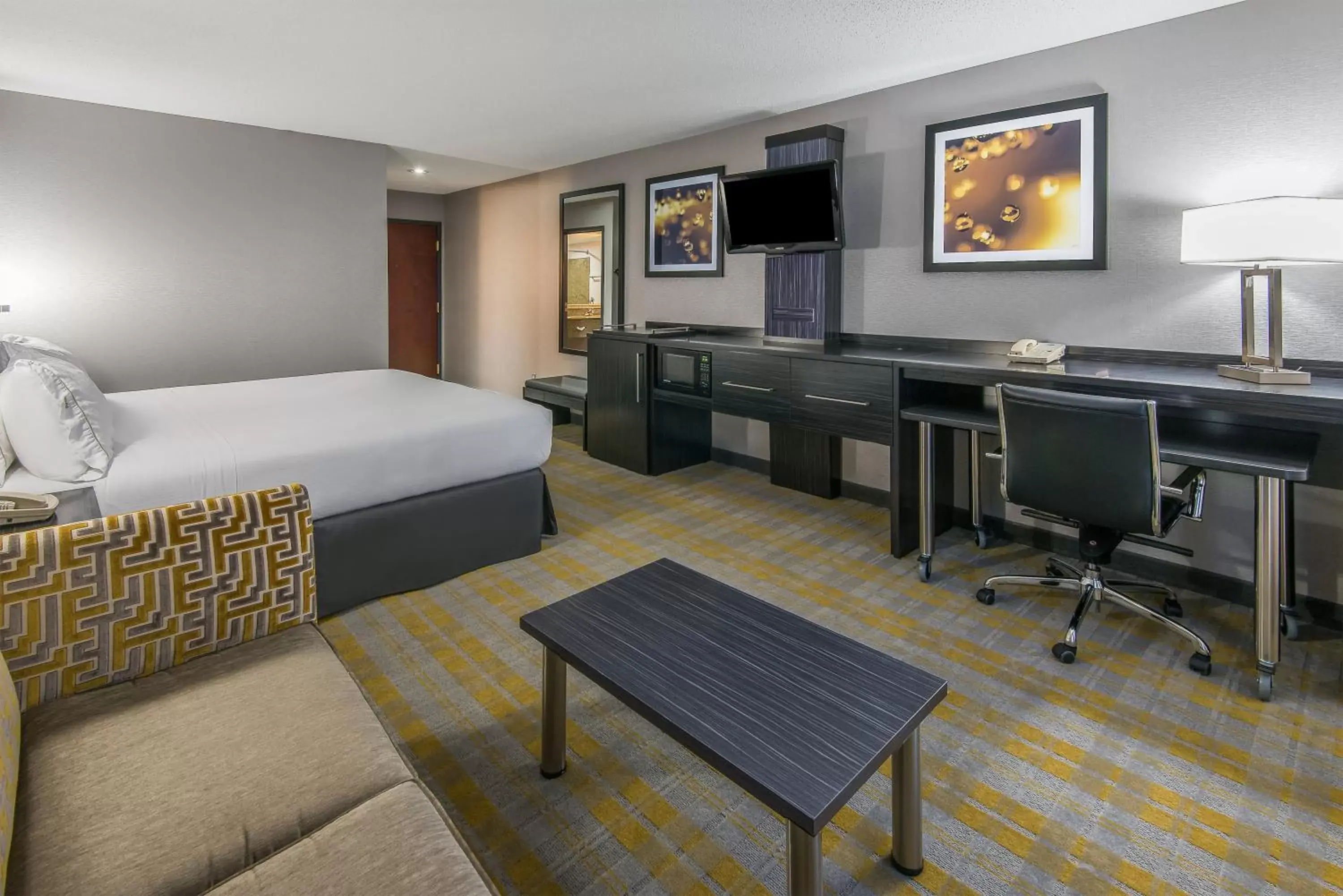 Standard King Room in Holiday Inn Express & Suites Cooperstown by IHG Standard King Room in Holiday Inn Express & Suites Cooperstown by IHG