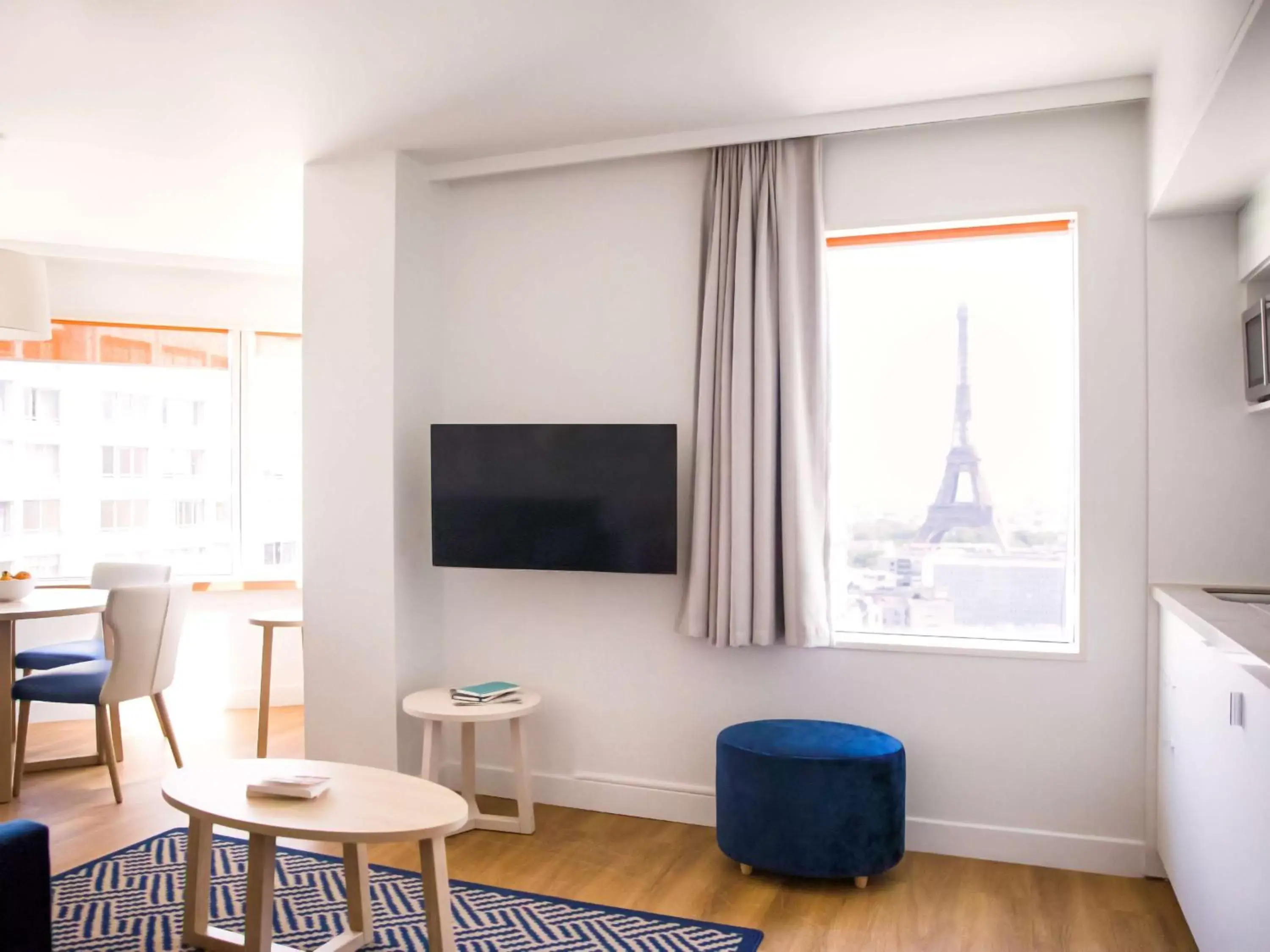 Photo of the whole room, TV/Entertainment Center in Aparthotel Adagio Paris Centre Tour Eiffel