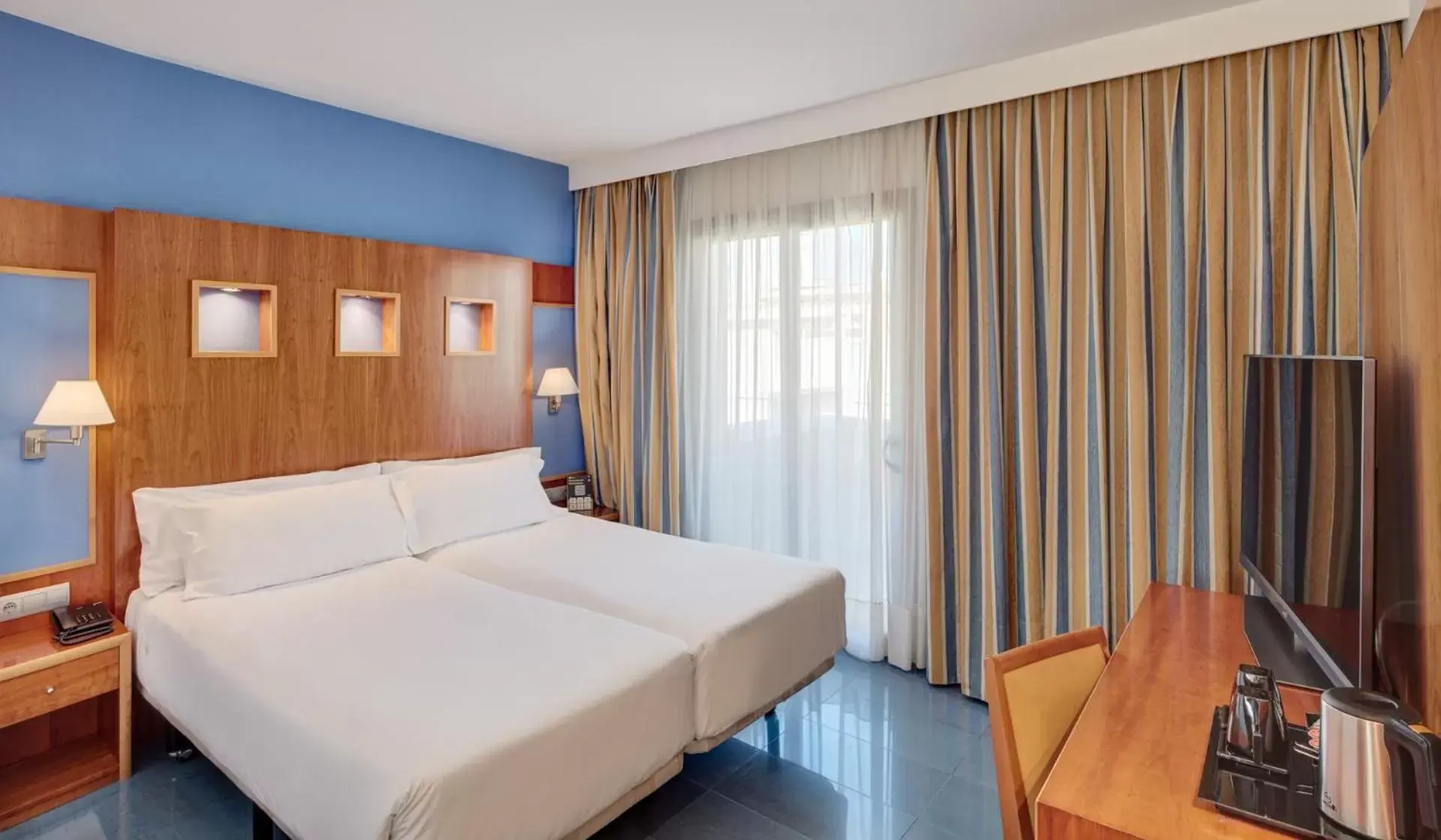 Photo of the whole room, Bed in Sercotel Kalma Sitges