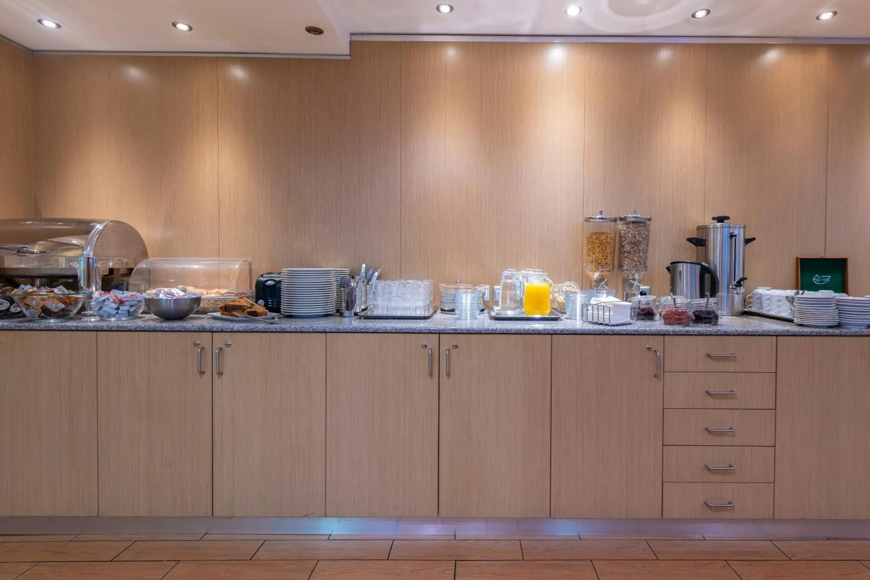 Breakfast, Kitchen/Kitchenette in Parnon Hotel