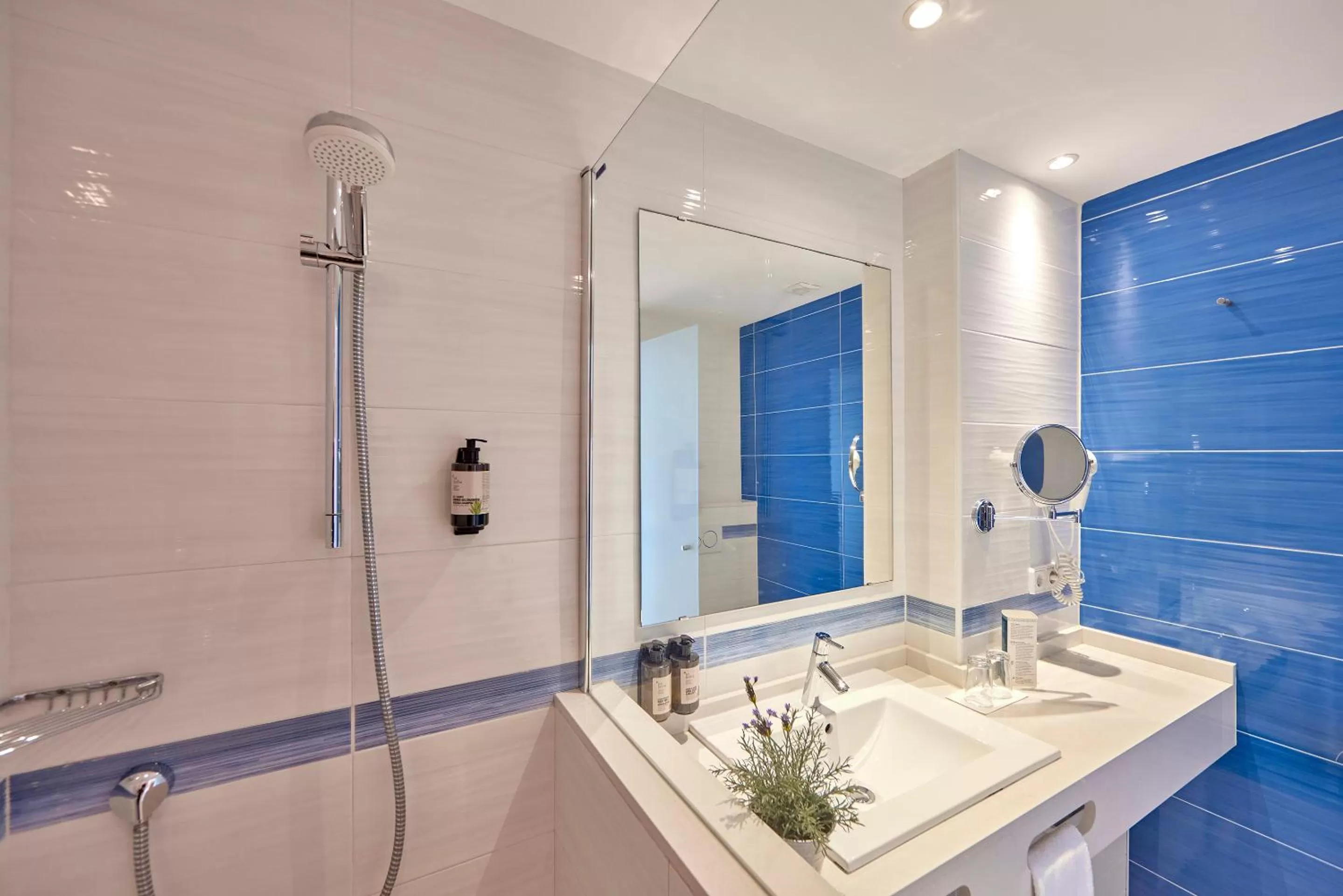 Shower in Universal Hotel Lido Park & Spa