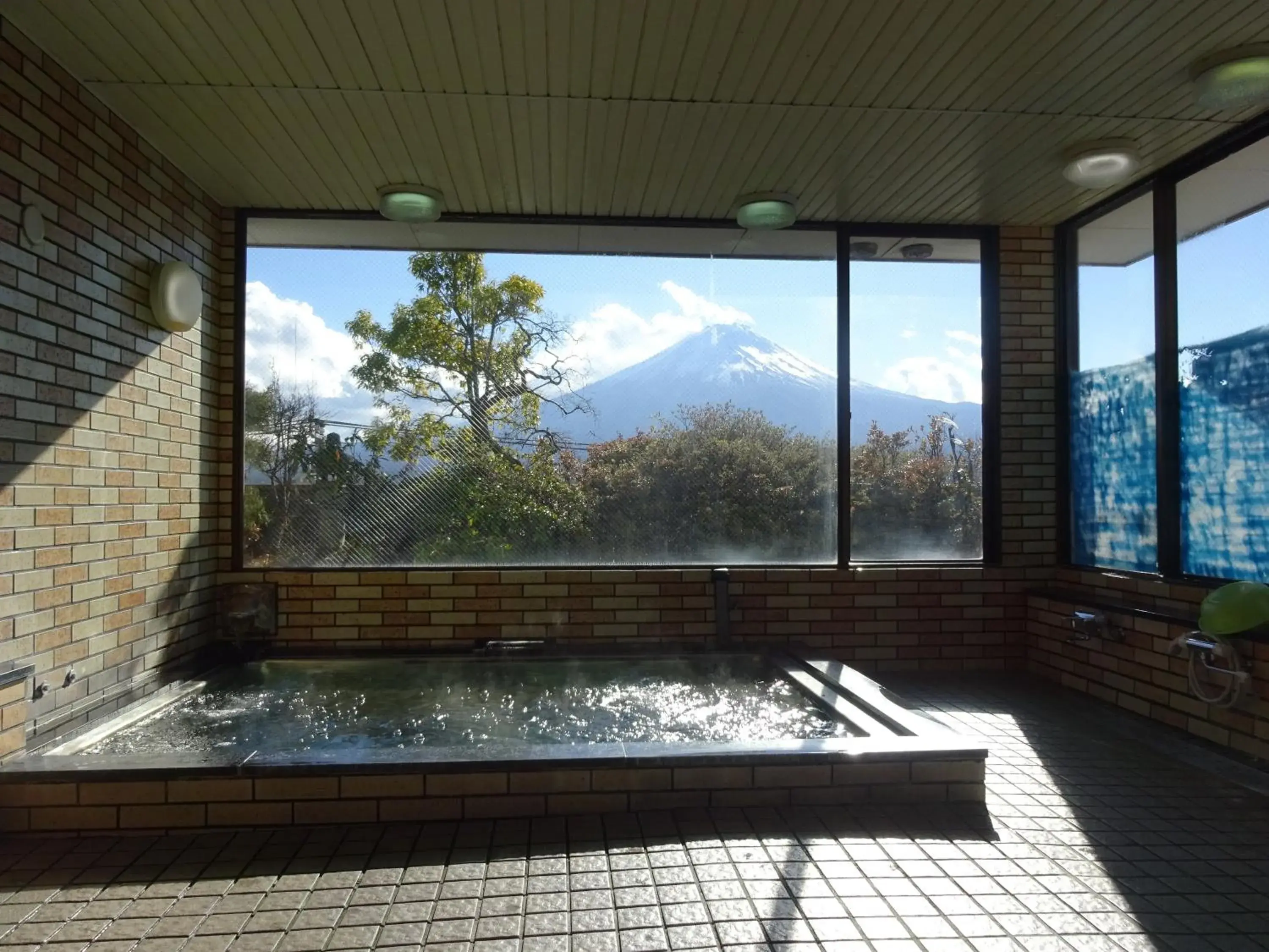 Hot Tub, Swimming Pool in Kawaguchiko Station Inn