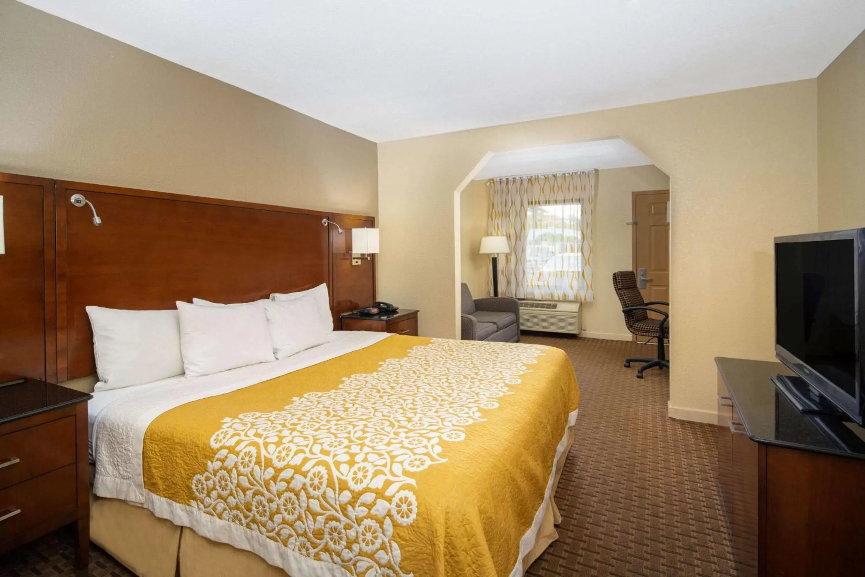 Photo of the whole room, Bed in Days Inn by Wyndham Thomaston