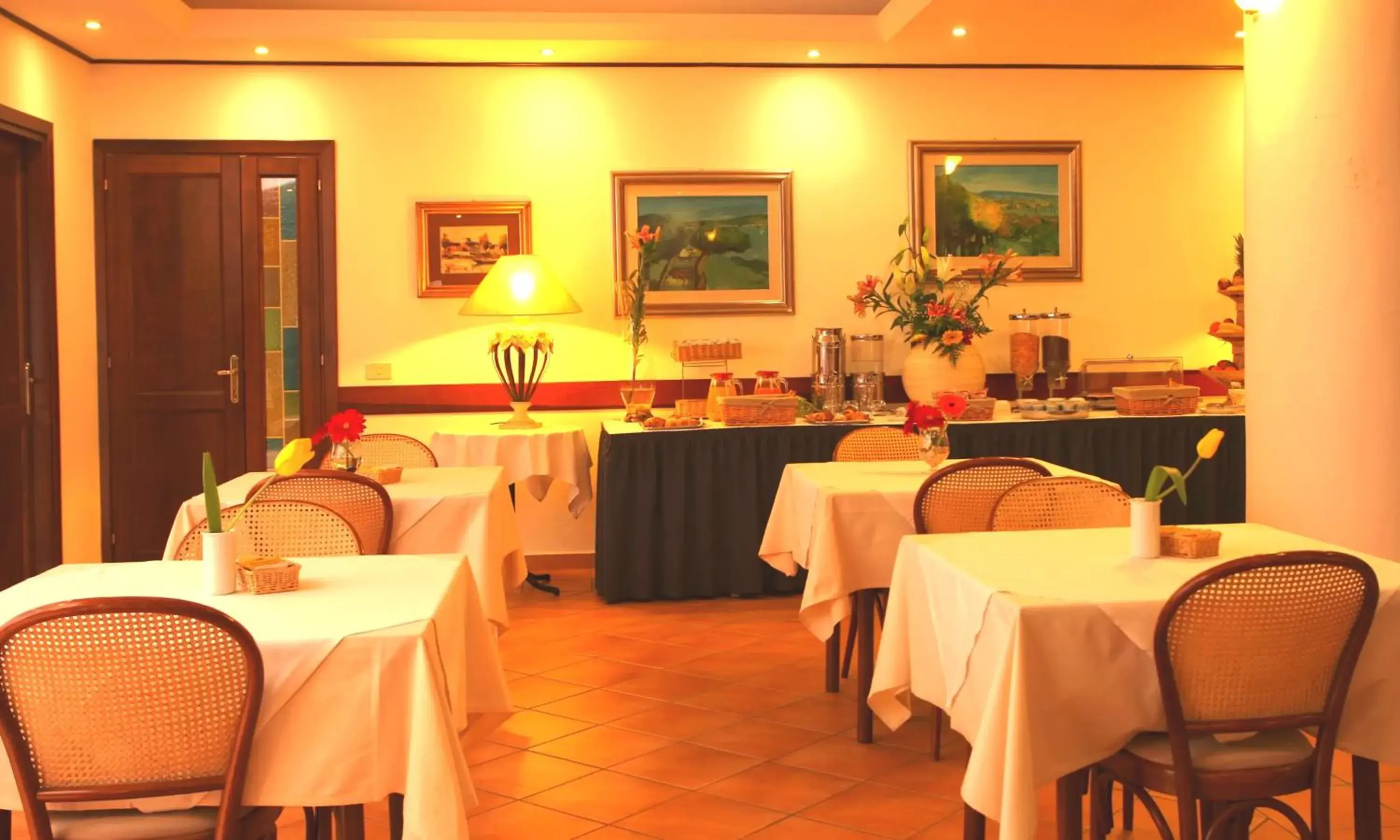 Food and drinks, Restaurant/Places to Eat in Hotel Moderno