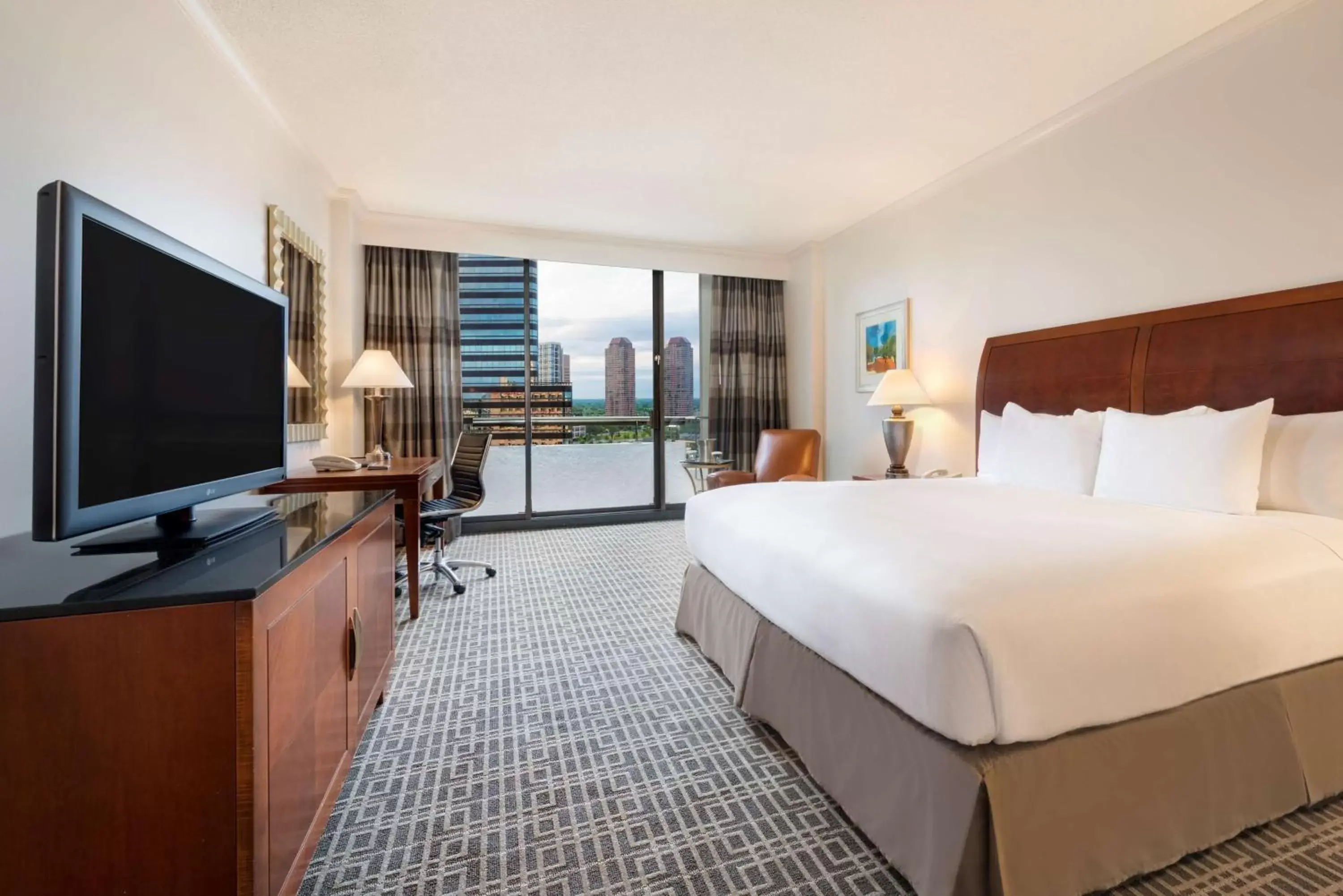 Bed, TV/Entertainment Center in Hilton Houston Post Oak by the Galleria