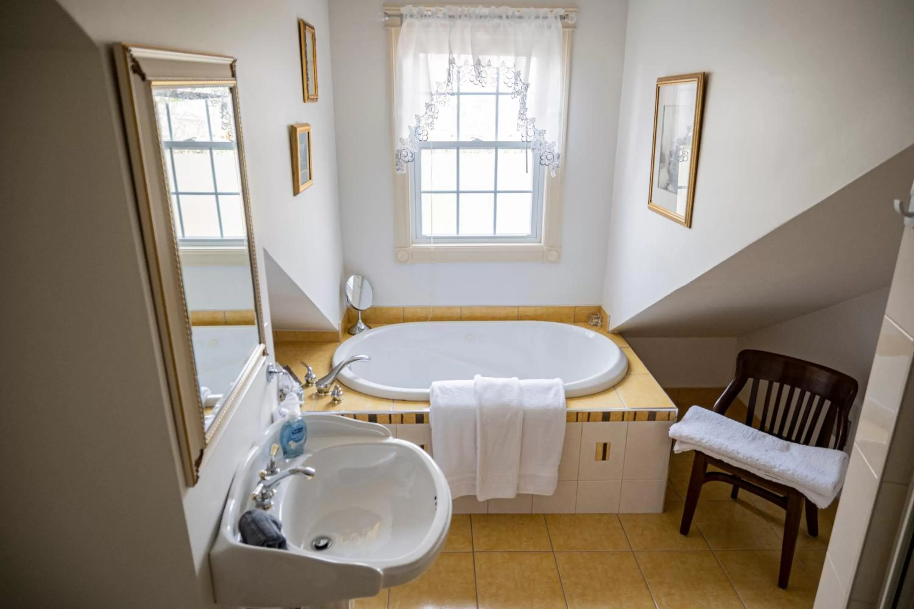 Bathroom in Belle View Manor Inn