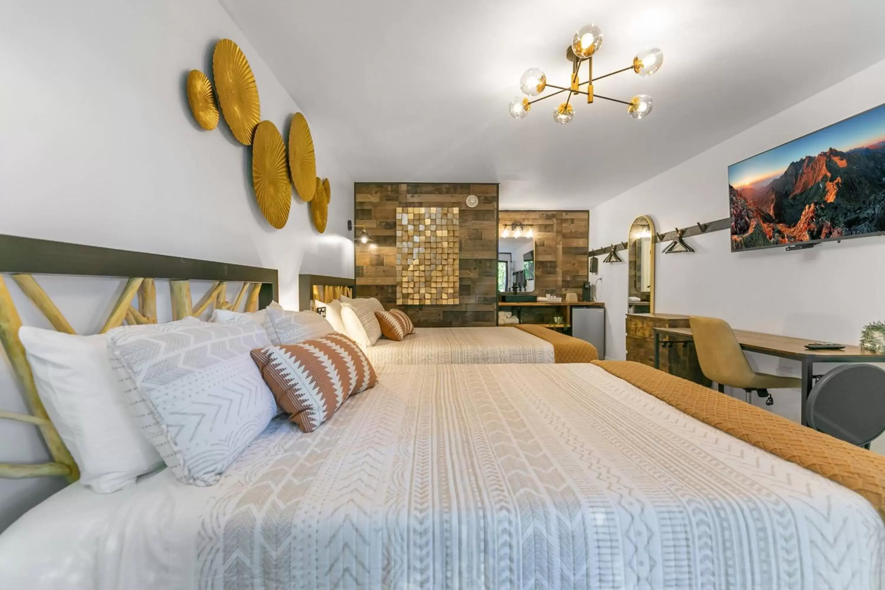 Decorative detail, Bed in Candlewick Inn and Suites Decorative detail, Bed in Candlewick Inn and Suites