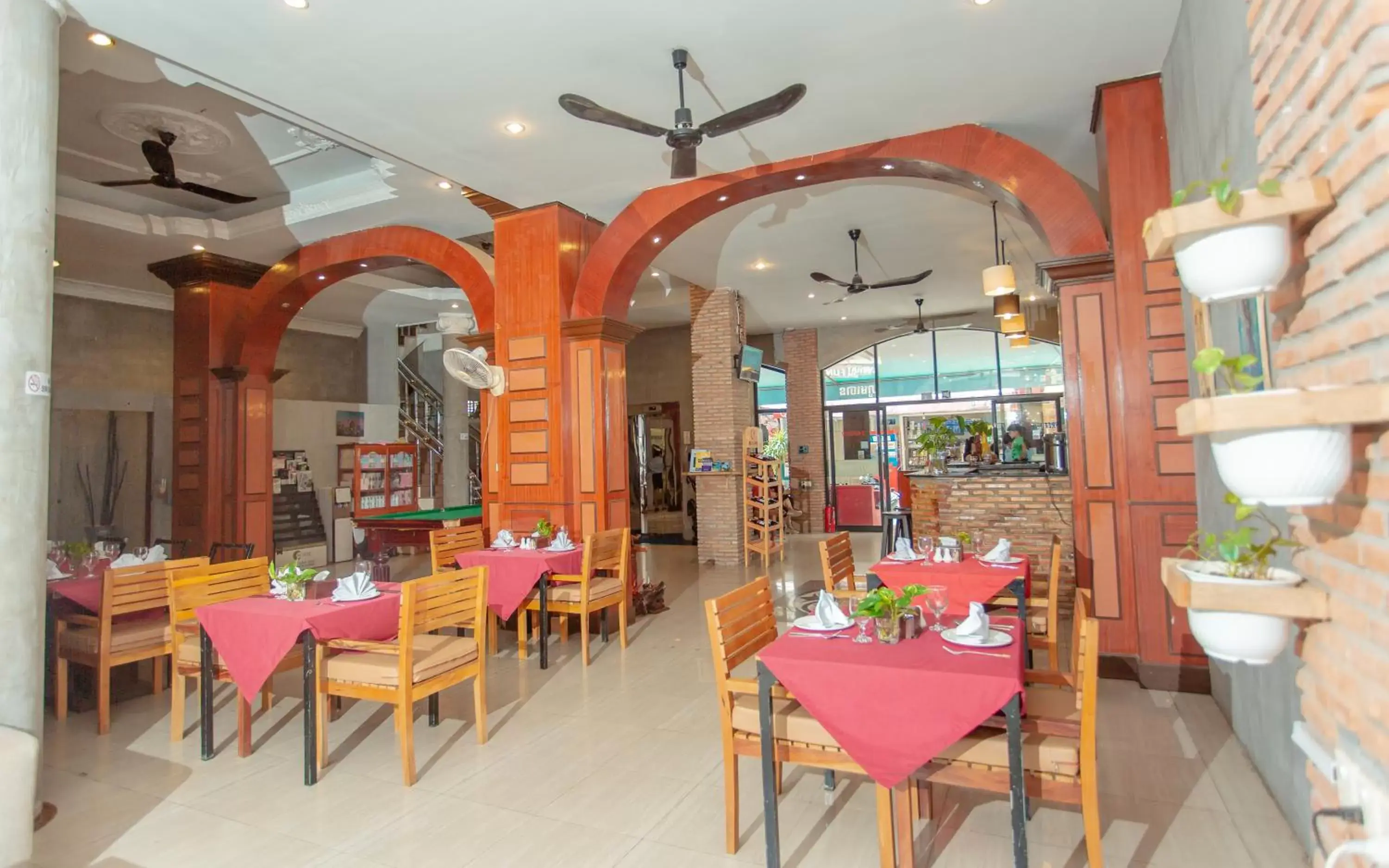 Restaurant/Places to Eat in Best Central Point Hotel
