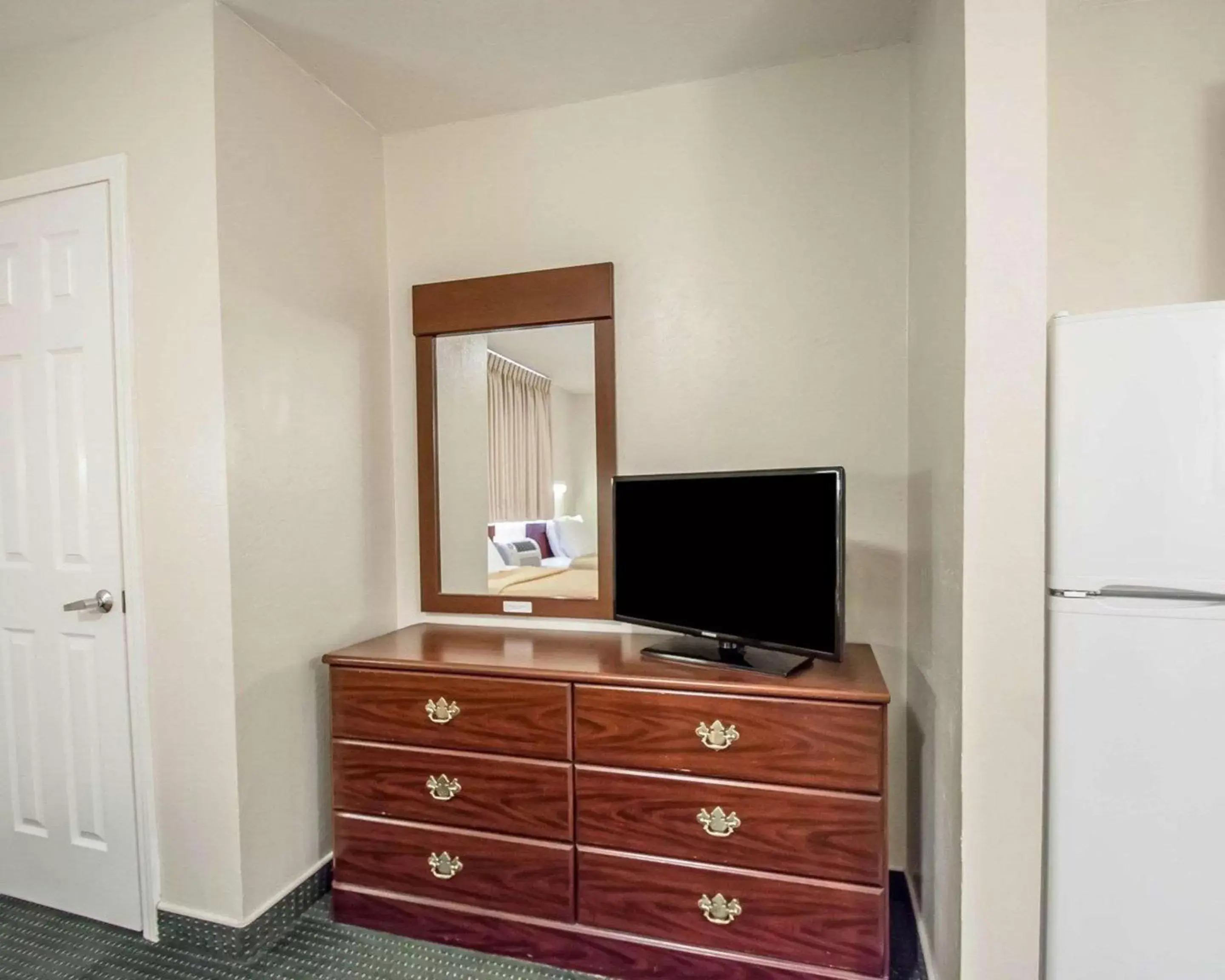 Photo of the whole room, TV/Entertainment Center in Suburban Studios Melbourne Airport