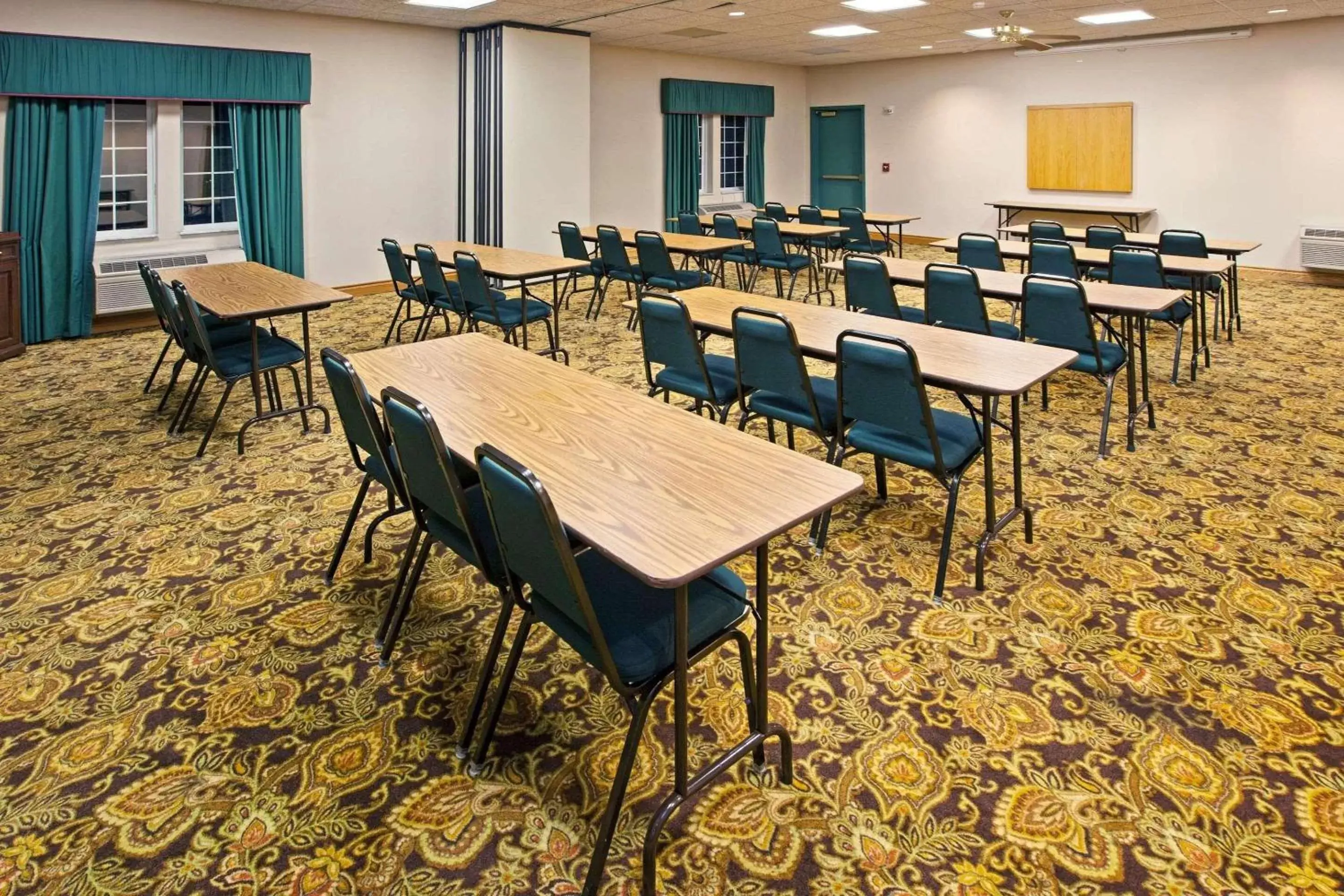 Meeting/conference room in Country Inn & Suites by Radisson, Kalamazoo, MI