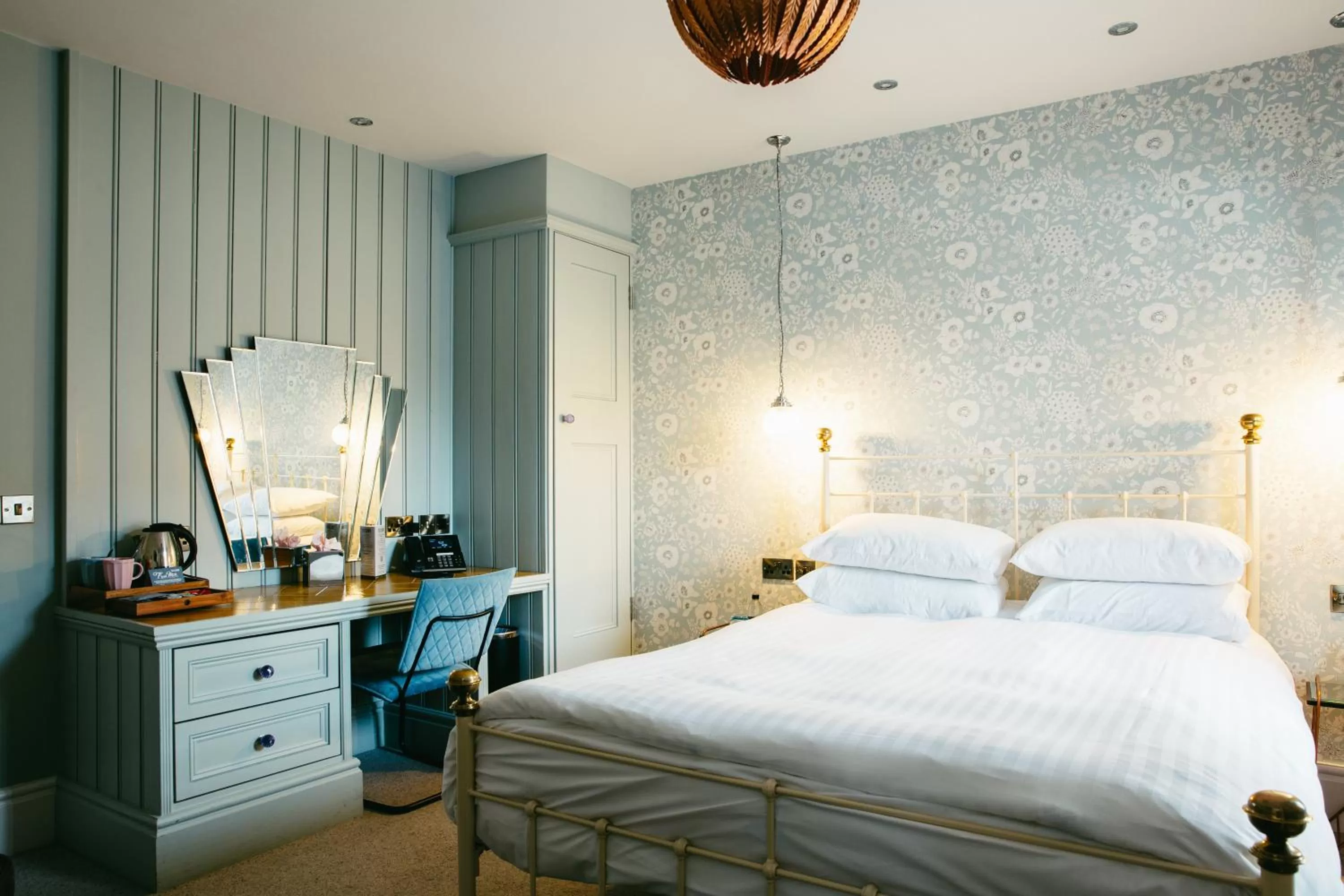 Bedroom, Bed in Crown Hotel