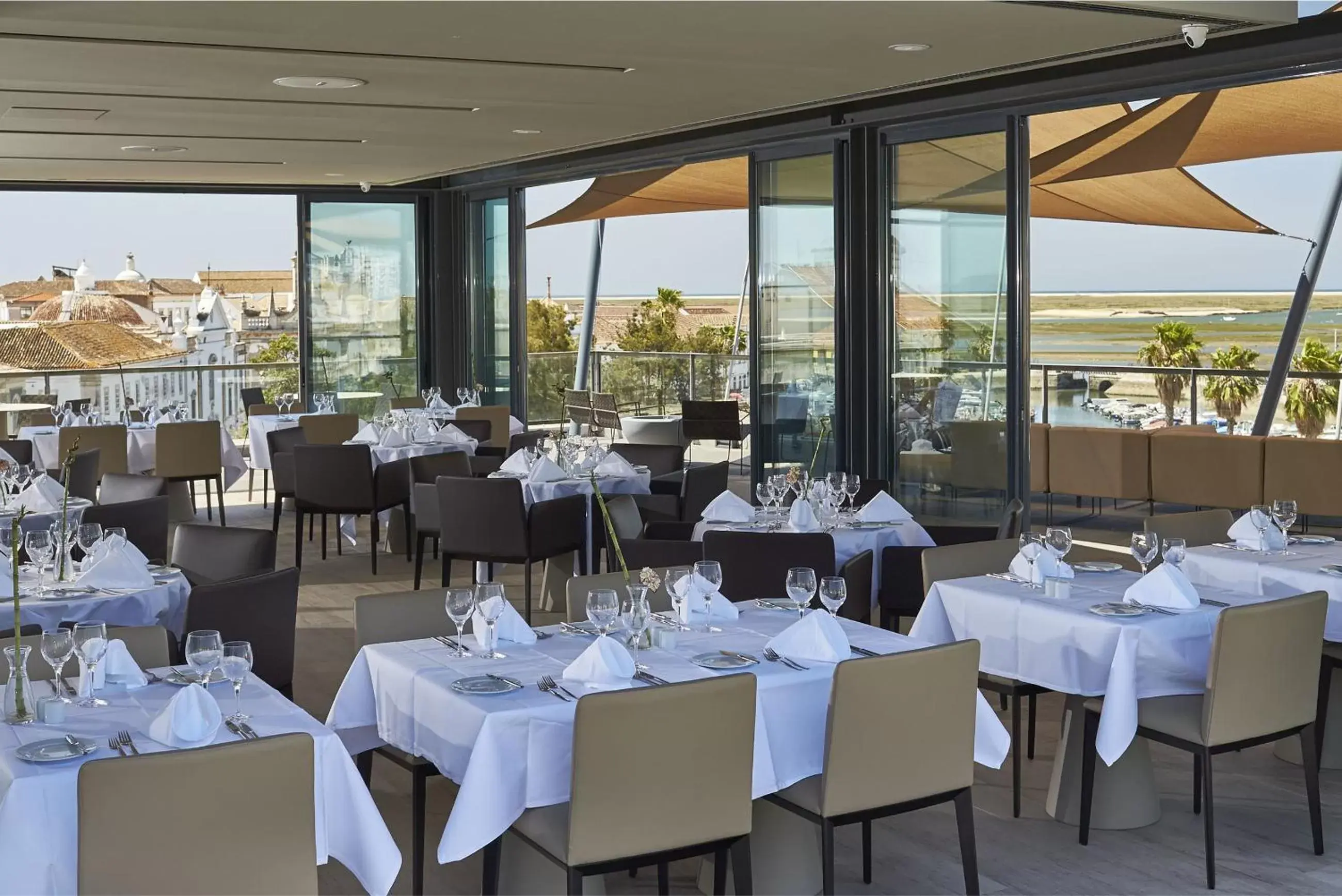 Restaurant/Places to Eat in Hotel Faro & Beach Club