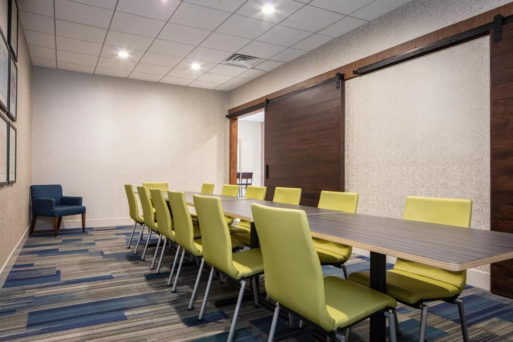 Meeting/conference room in Holiday Inn Express & Suites Newport News, an IHG Hotel