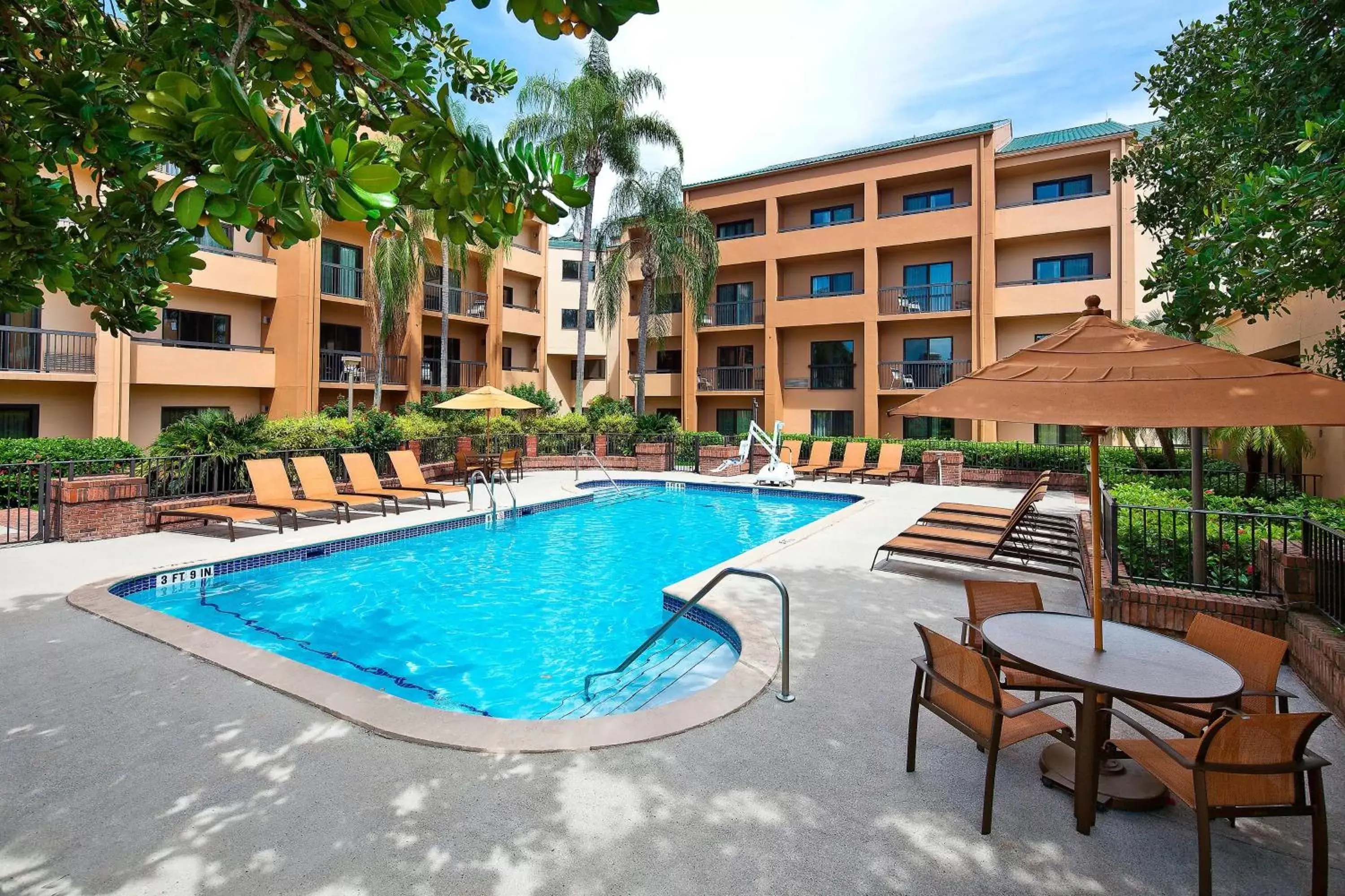 Swimming Pool in Courtyard Miami Airport West/Doral