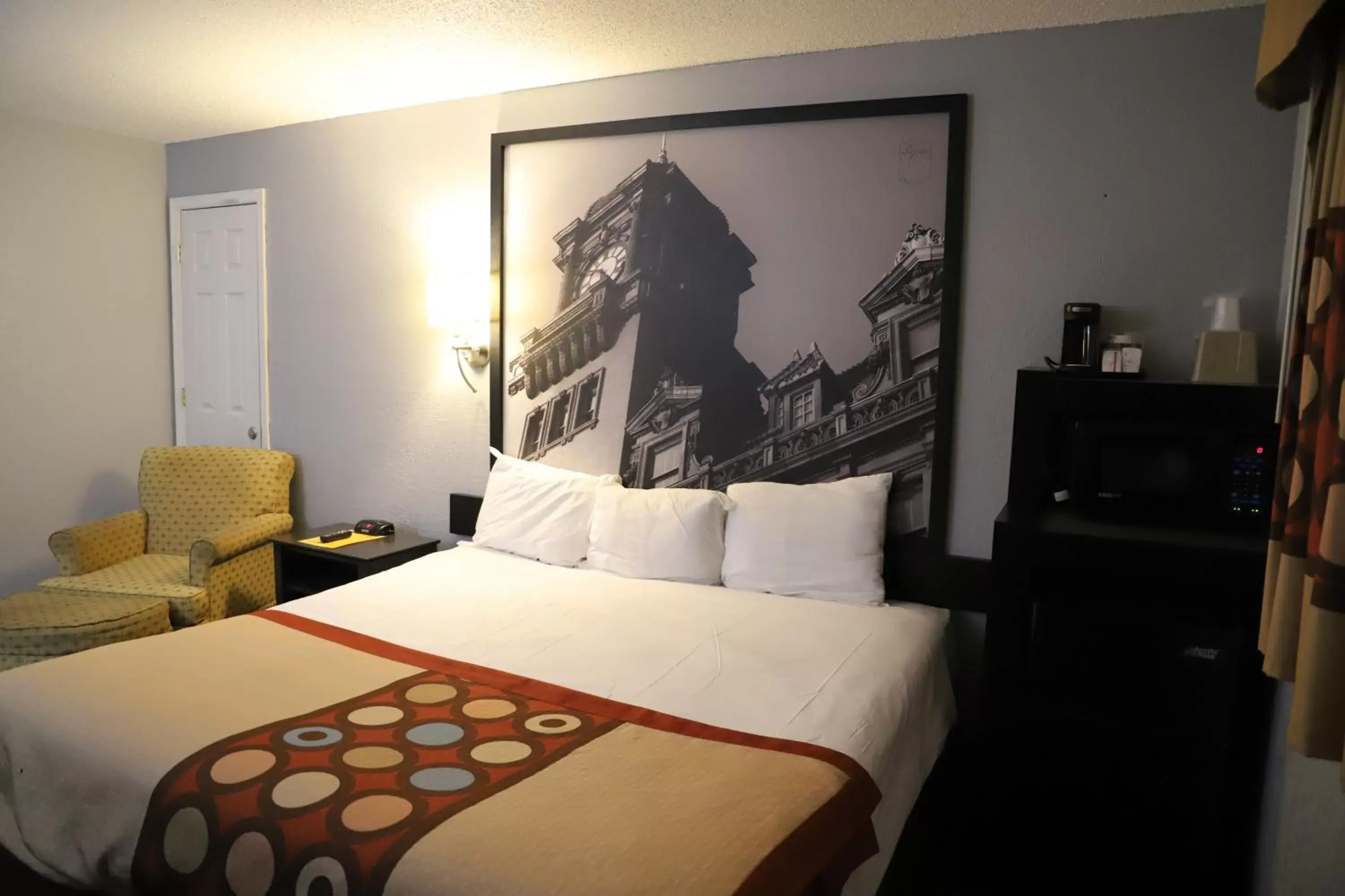 Photo of the whole room, Bed in Super 8 by Wyndham Richmond Airport VA