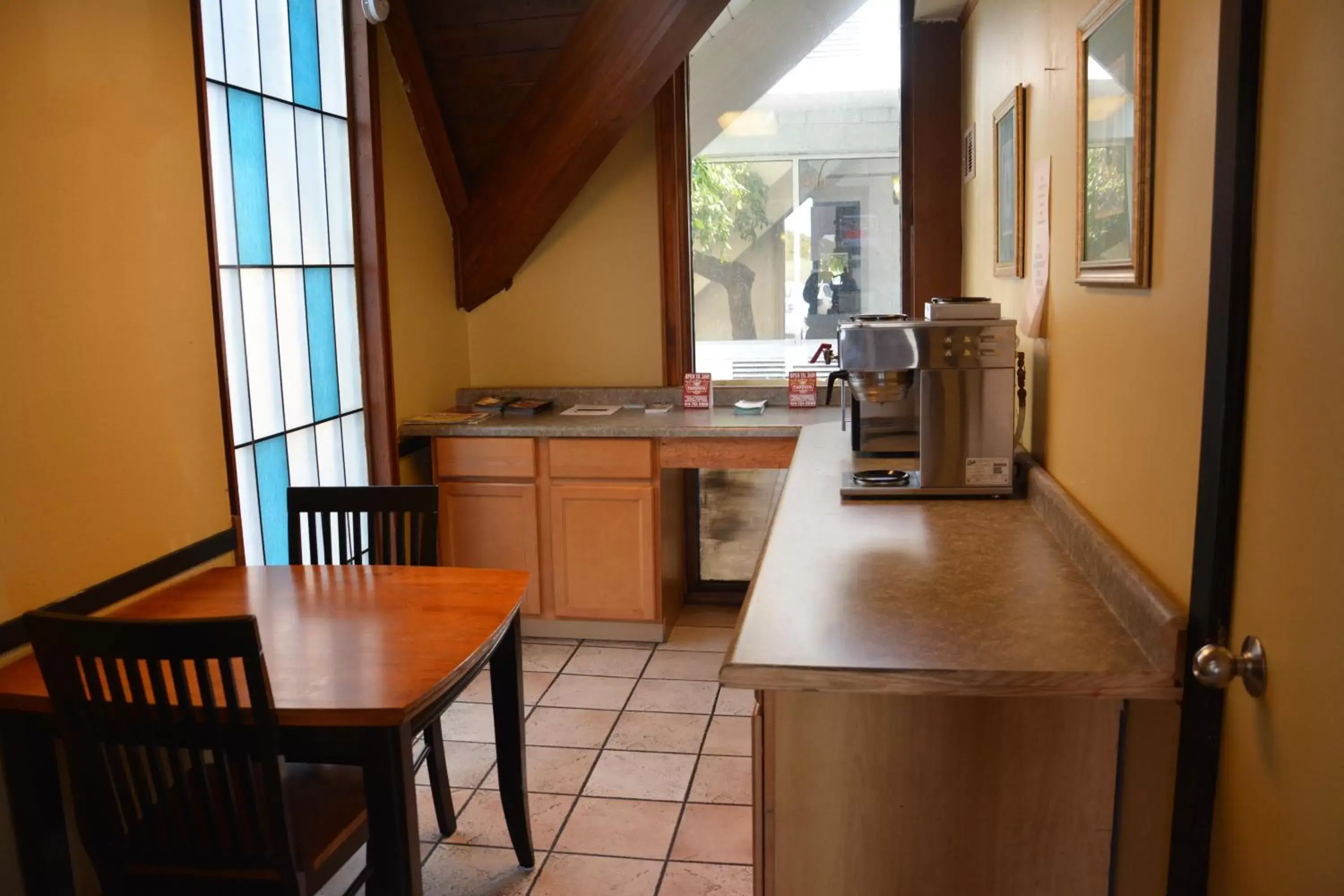 Seating area, Kitchen/Kitchenette in Travelodge by Wyndham Milwaukee