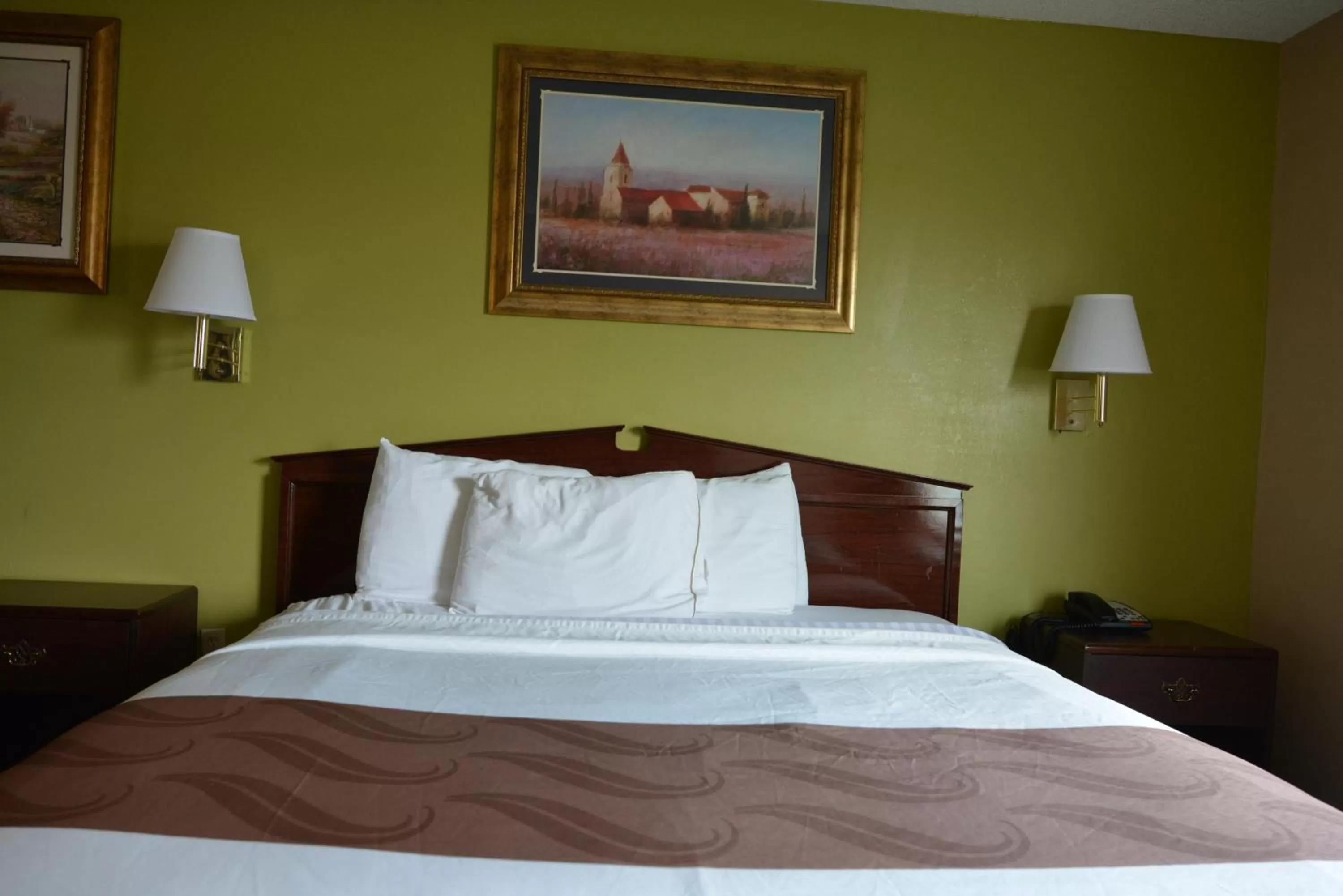 Bed in Jameson Inn and Suites Hazelhurst
