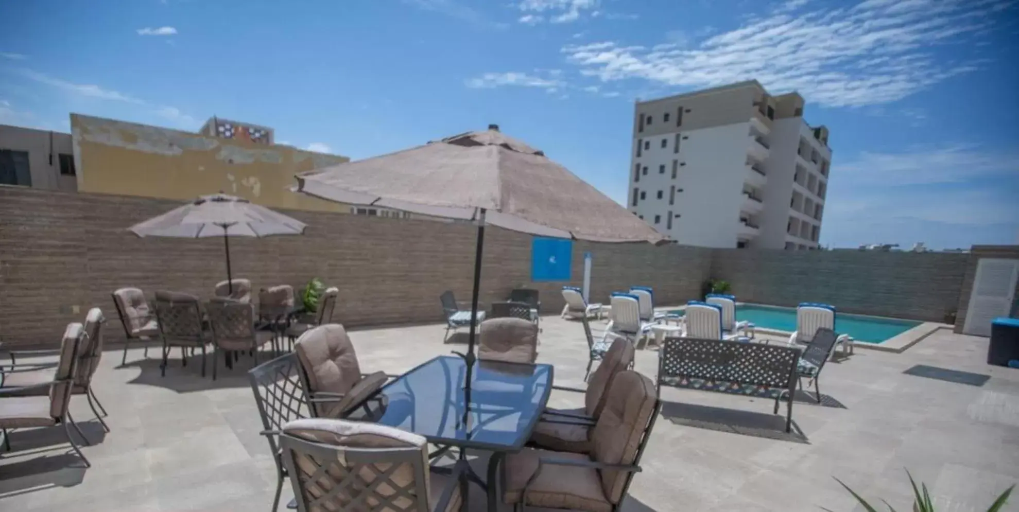 Swimming pool in Hotel Ave Inn