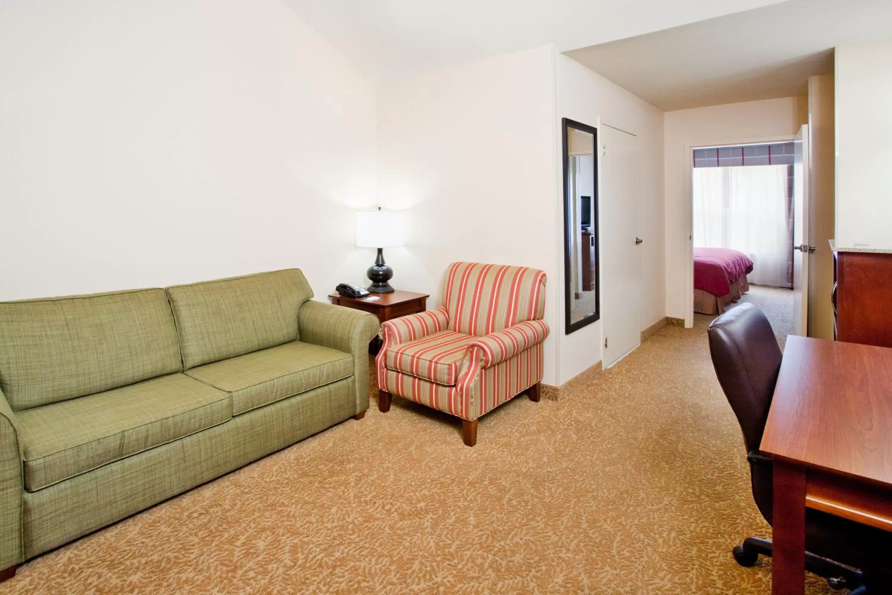 Living room, Seating Area in Country Inn & Suites by Radisson, Atlanta I-75 South, GA