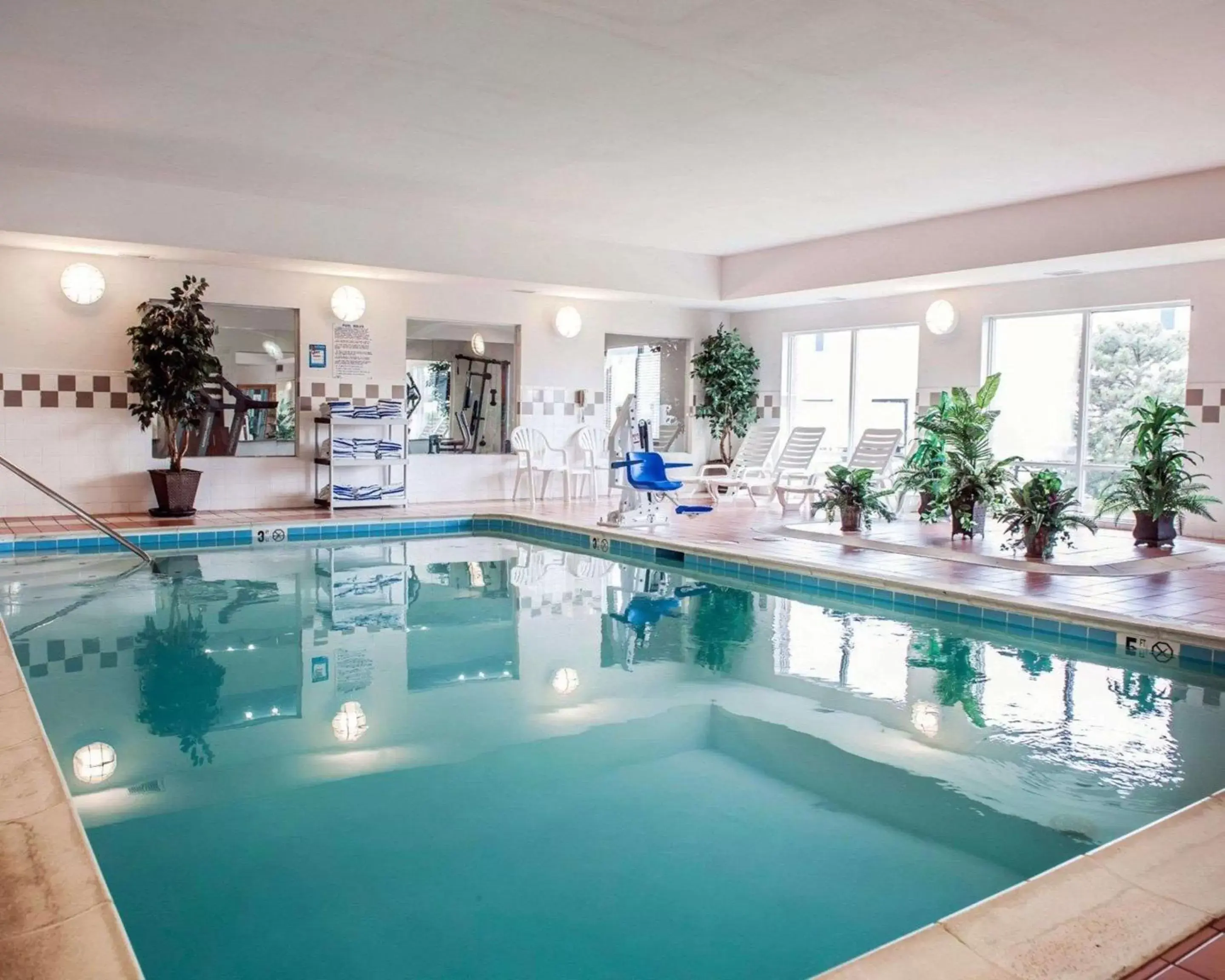On site, Swimming Pool in Comfort Suites near Indianapolis Airport