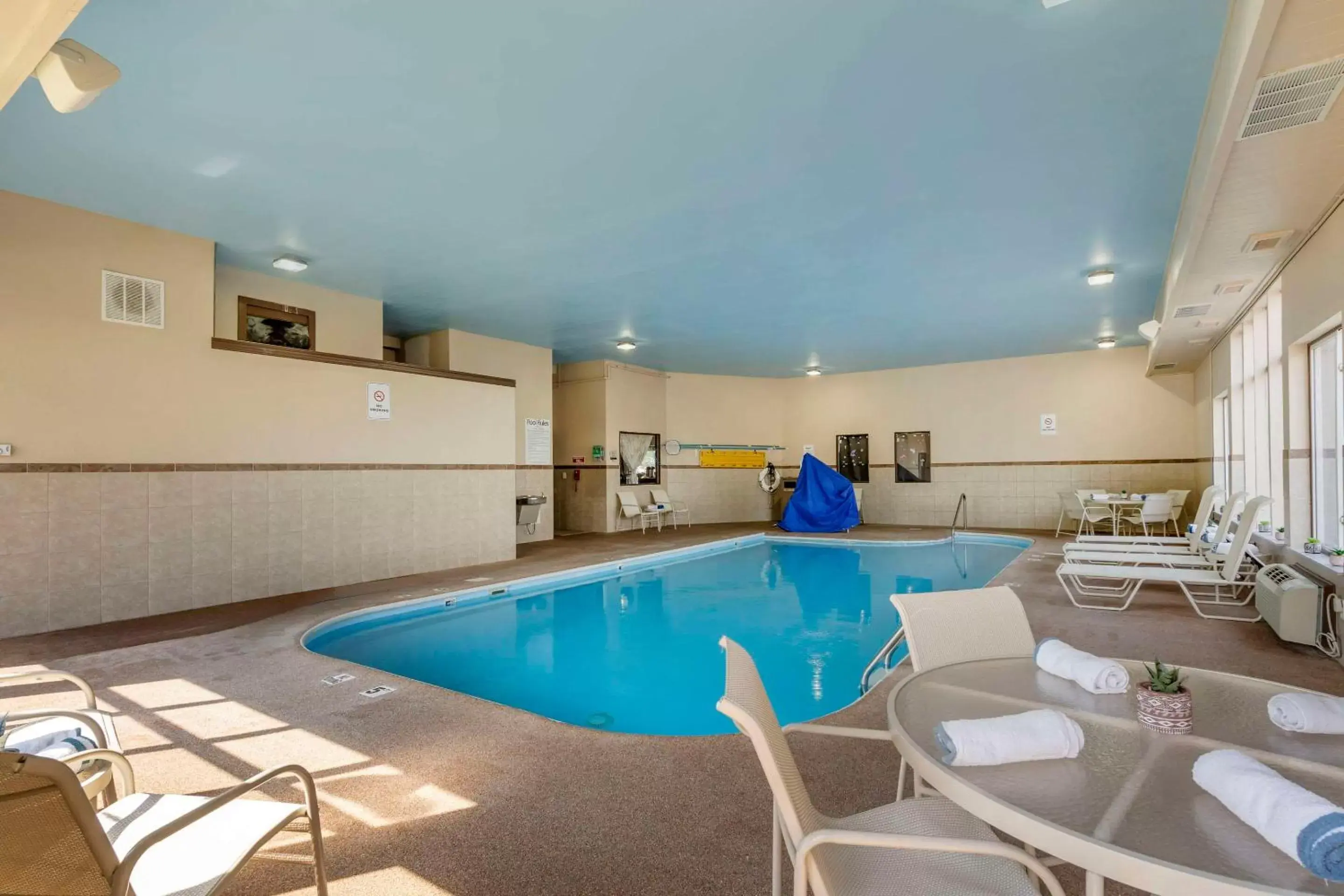 Swimming pool in Quality Inn & Suites Swimming pool in Quality Inn & Suites