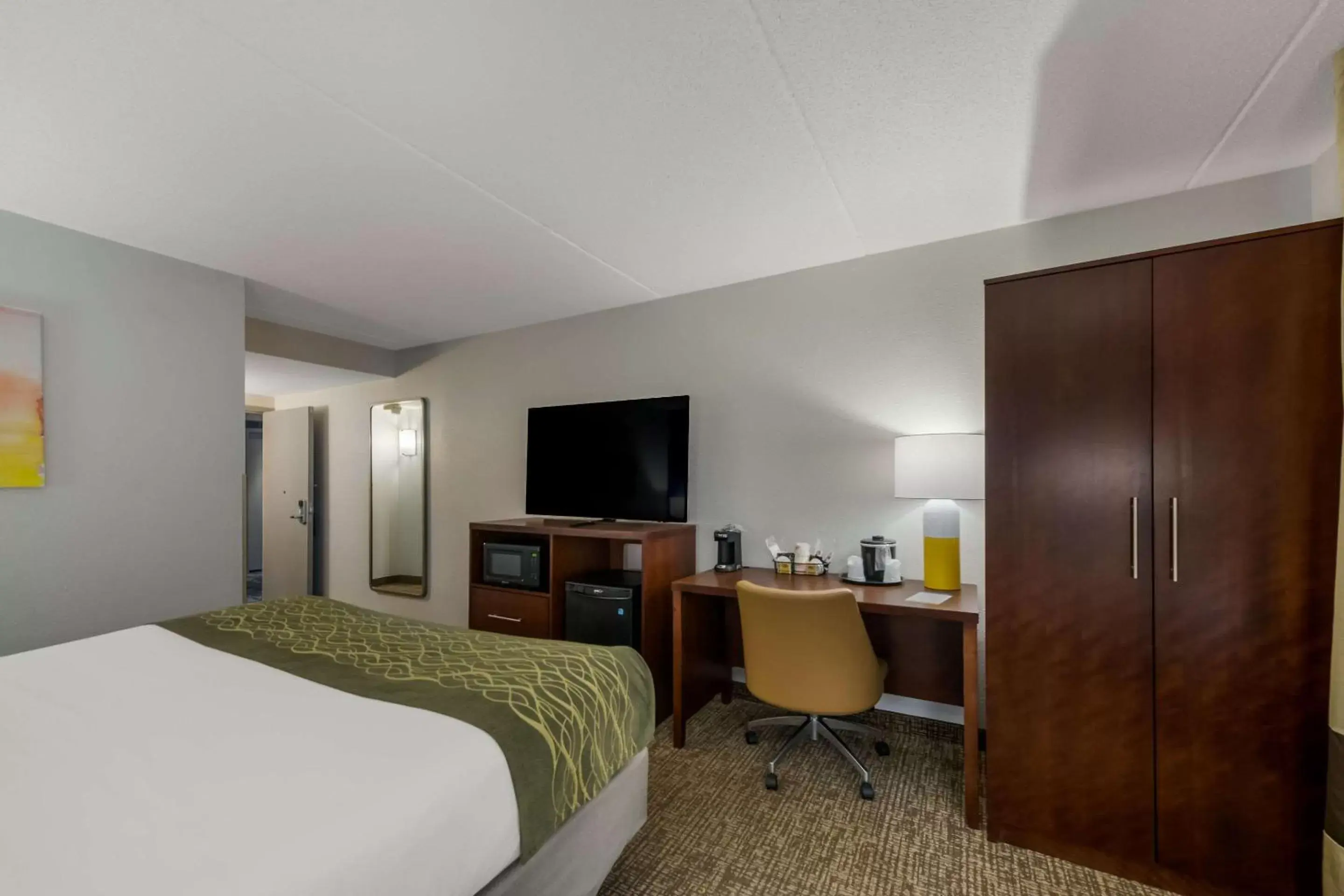 Bedroom, TV/Entertainment Center in Comfort Inn Newport News - Hampton I-64