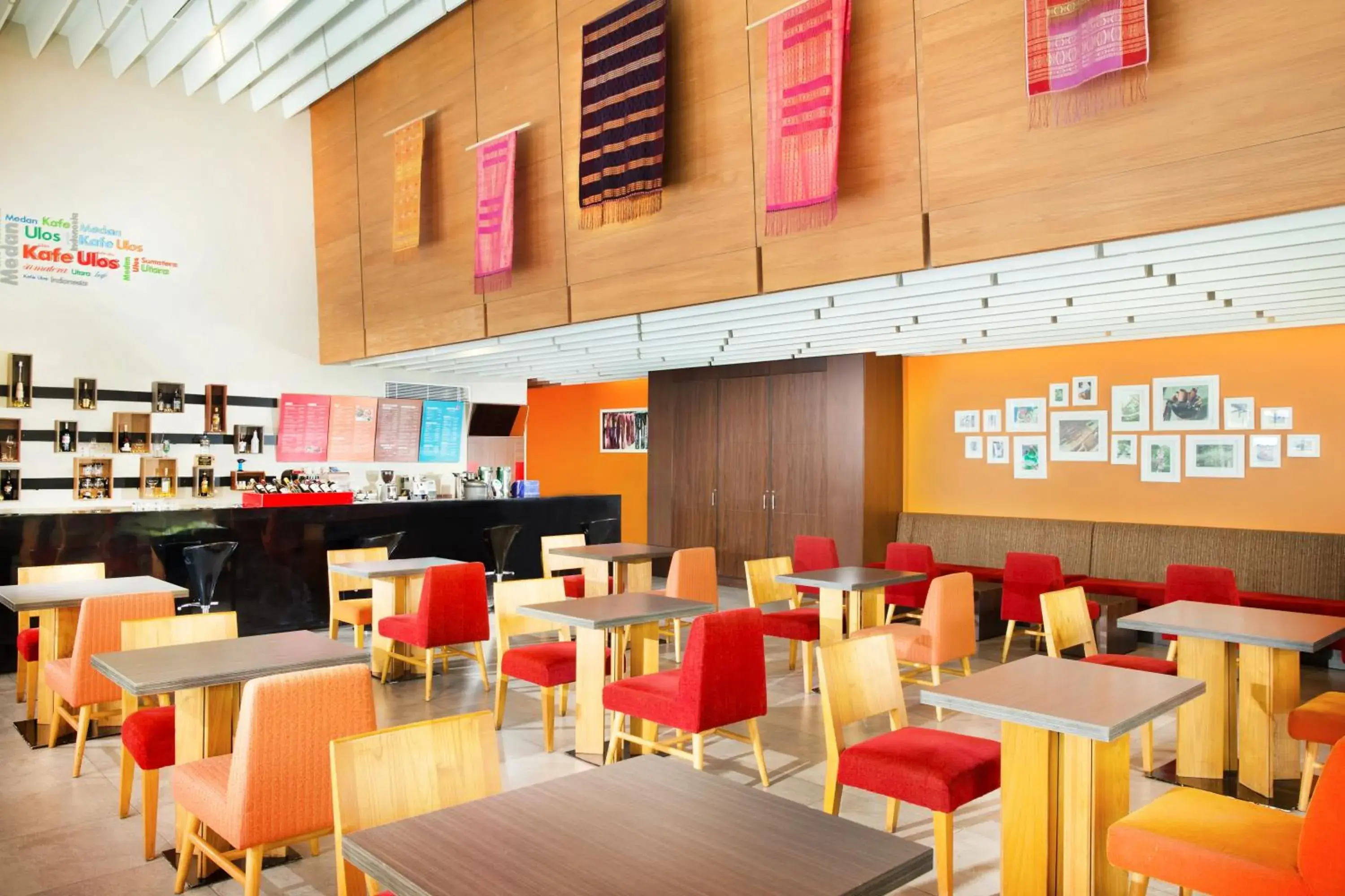 Lounge or bar in Santika Premiere Dyandra Hotel & Convention - Medan Lounge or bar in Santika Premiere Dyandra Hotel & Convention - Medan