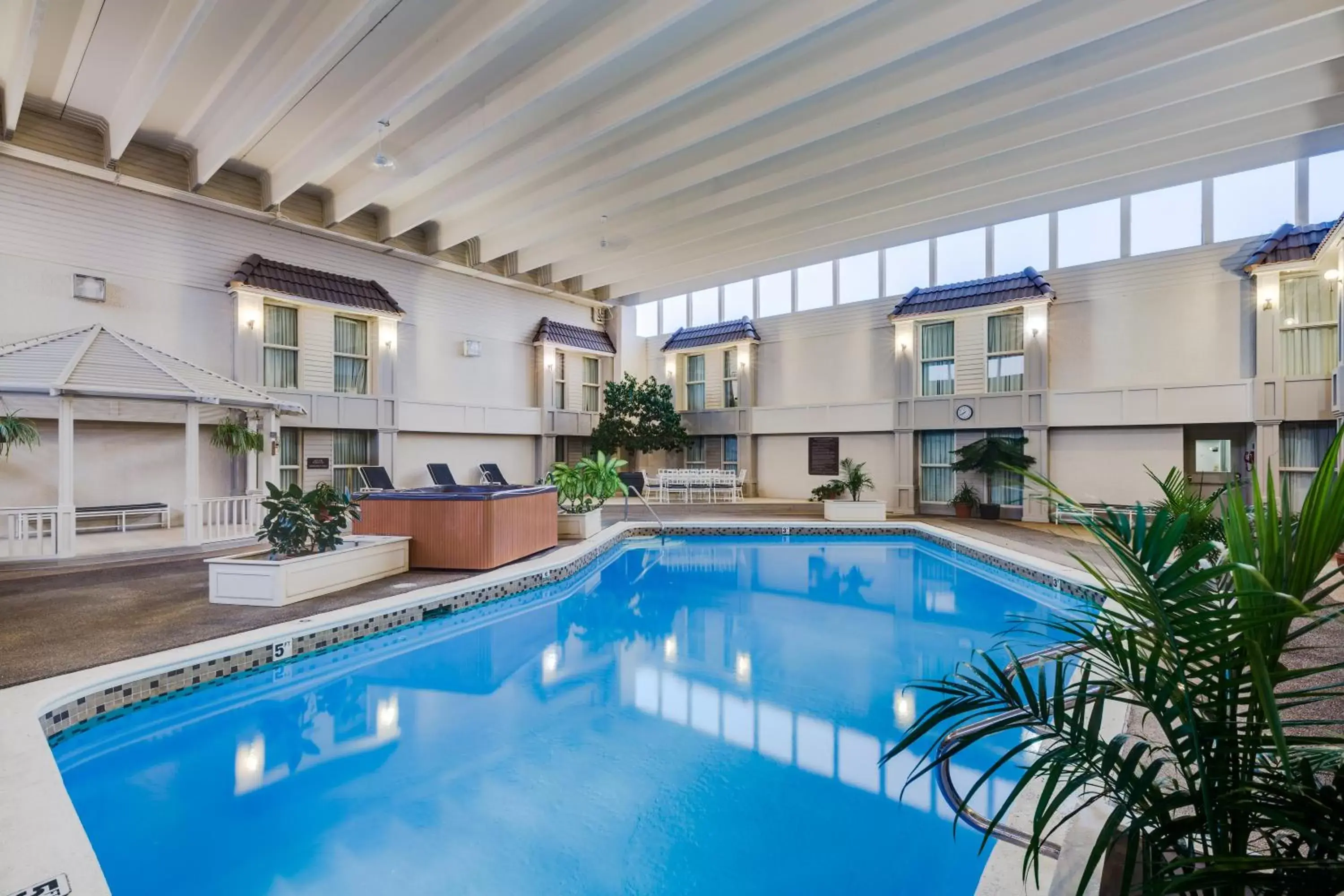 Swimming Pool in Heritage Inn Hotel & Convention Centre - Moose Jaw