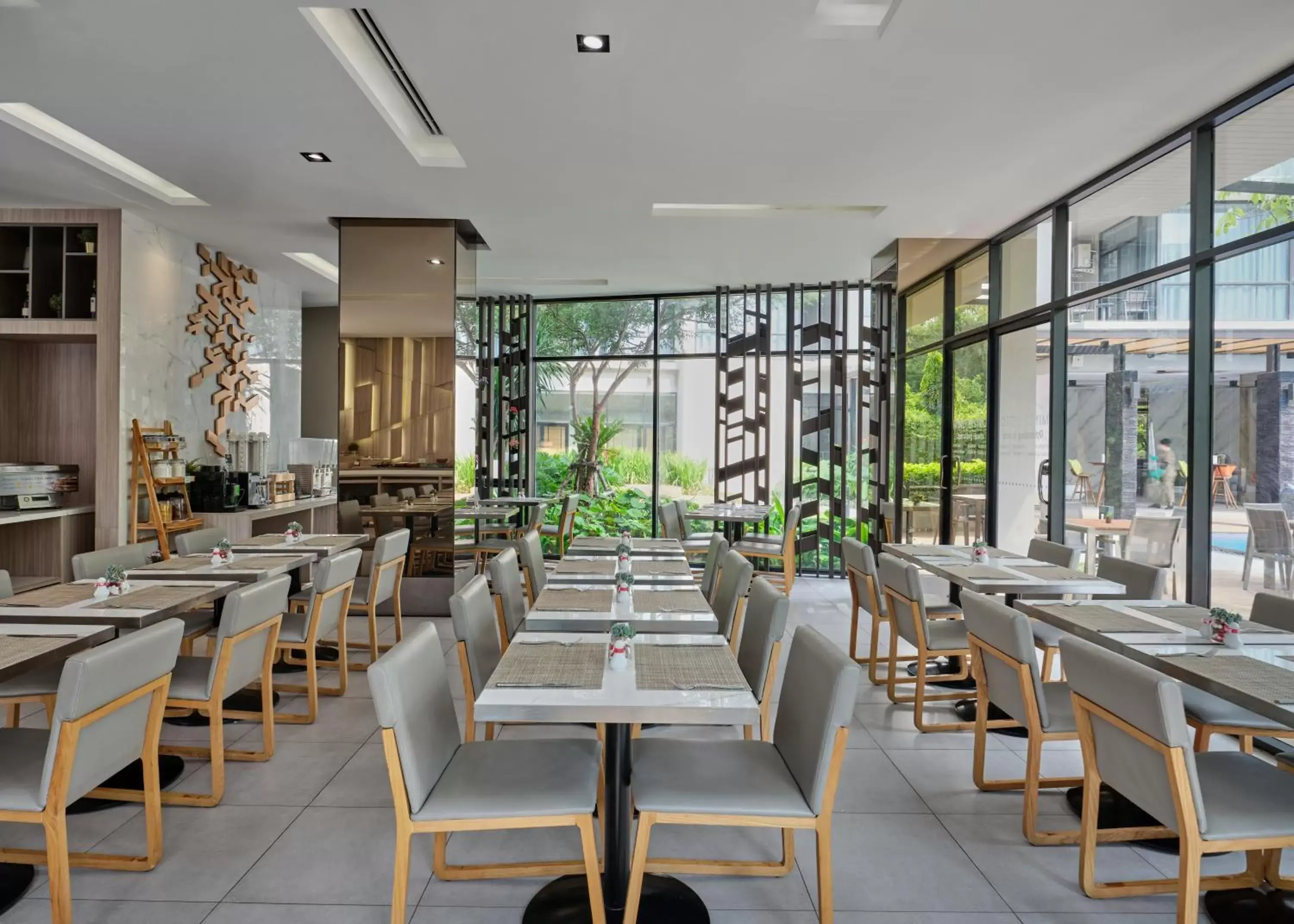 Restaurant/Places to Eat in Altera Hotel and Residence by At Mind
