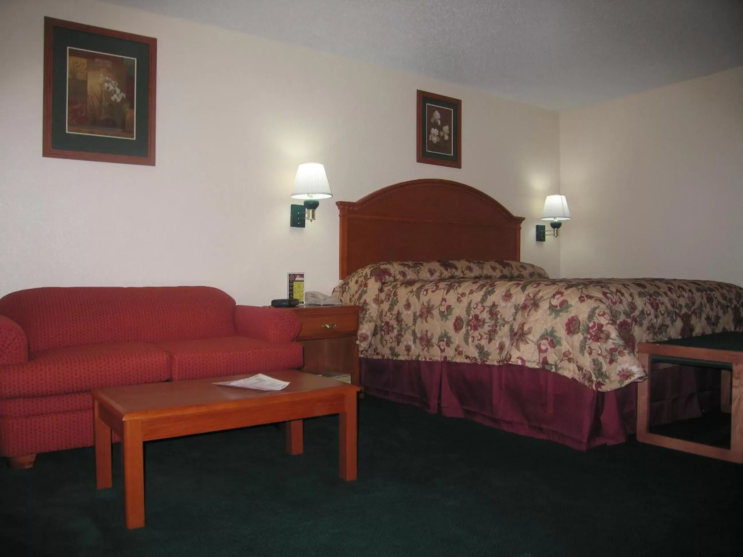 Photo of the whole room, Bed in Americas Best Value Inn Lubbock East