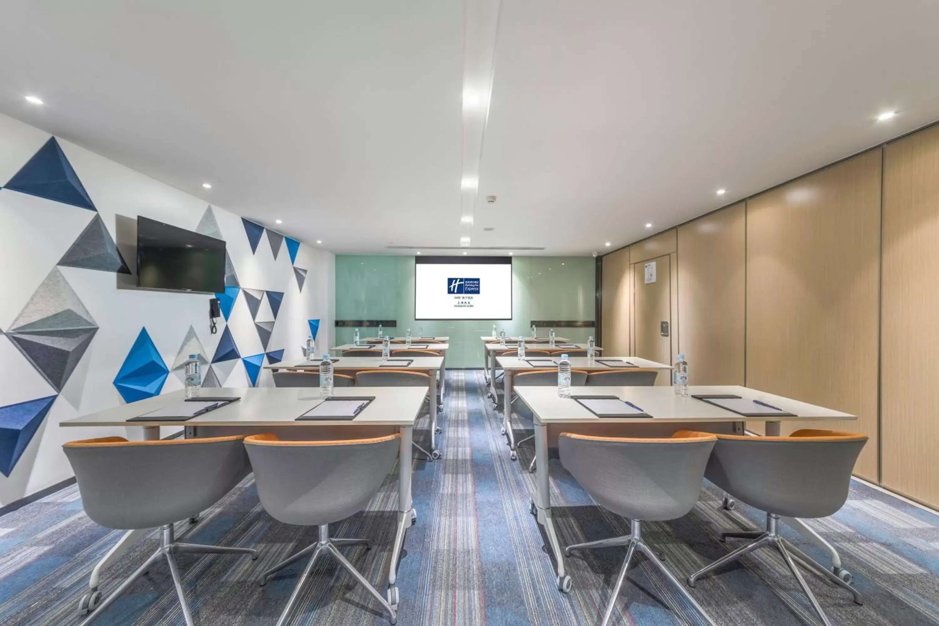 Meeting/conference room, Business Area/Conference Room in Holiday Inn Express Shanghai Gubei, an IHG Hotel