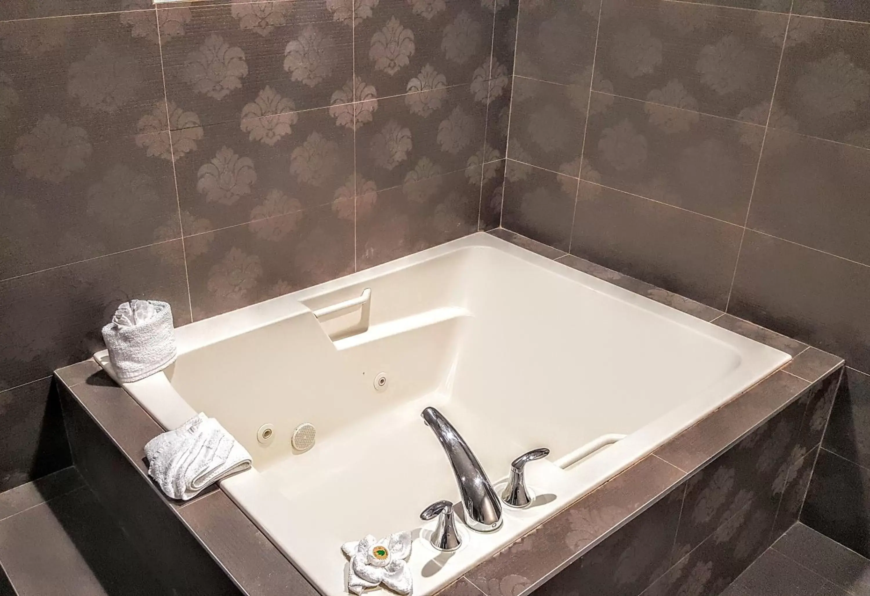 Hot Tub, Bathroom in Gardena Terrace Inn