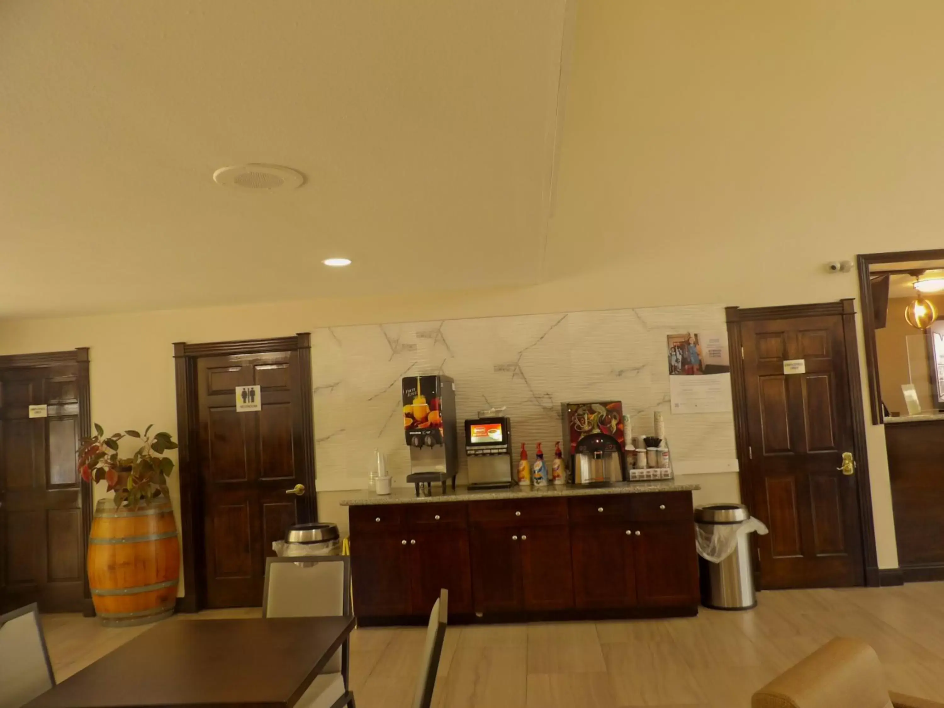 Lobby or reception, Kitchen/Kitchenette in Super 8 by Wyndham Ocean Springs Biloxi