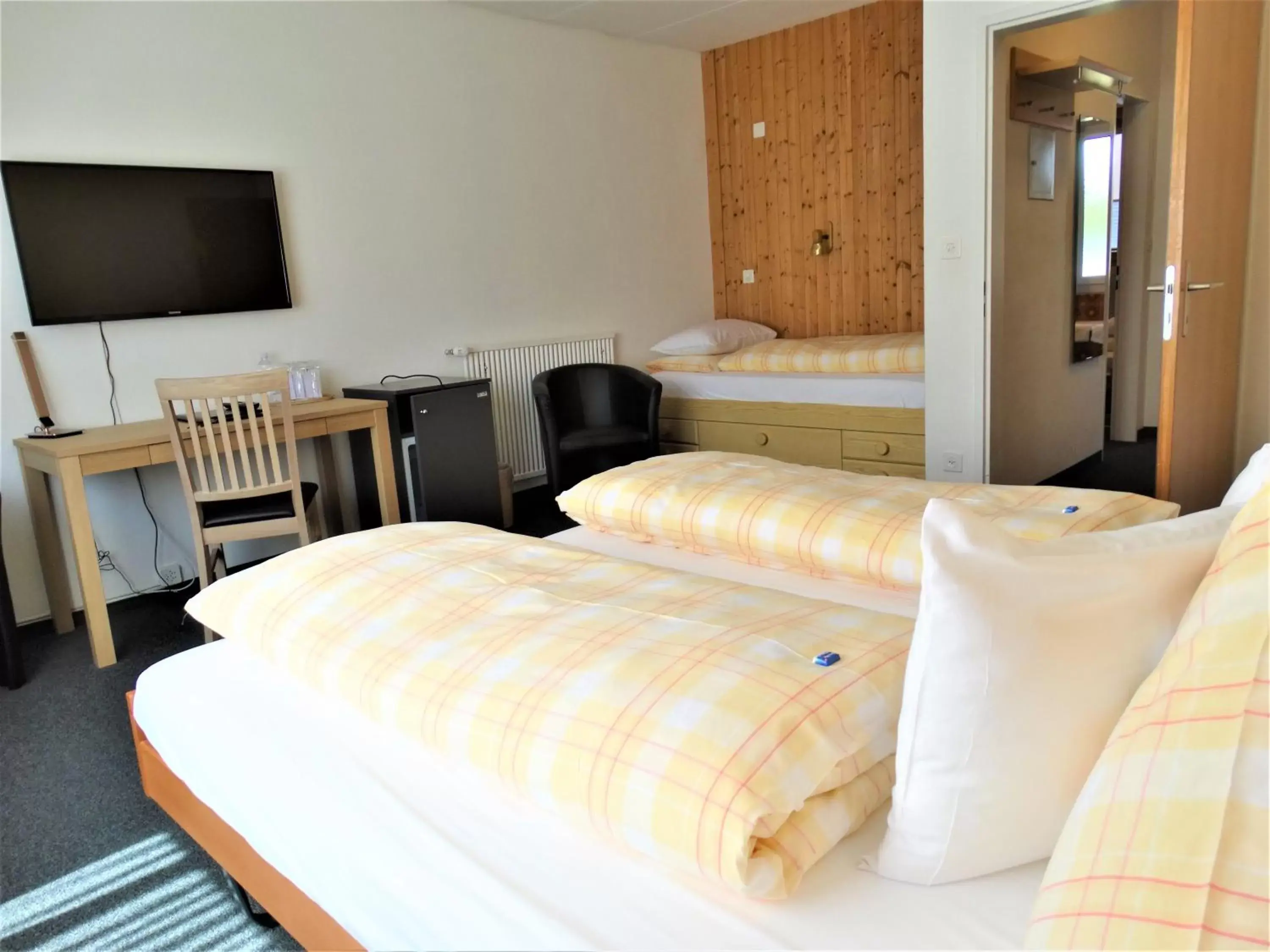 Communal lounge/ TV room, Bed in Hotel Bündnerhof