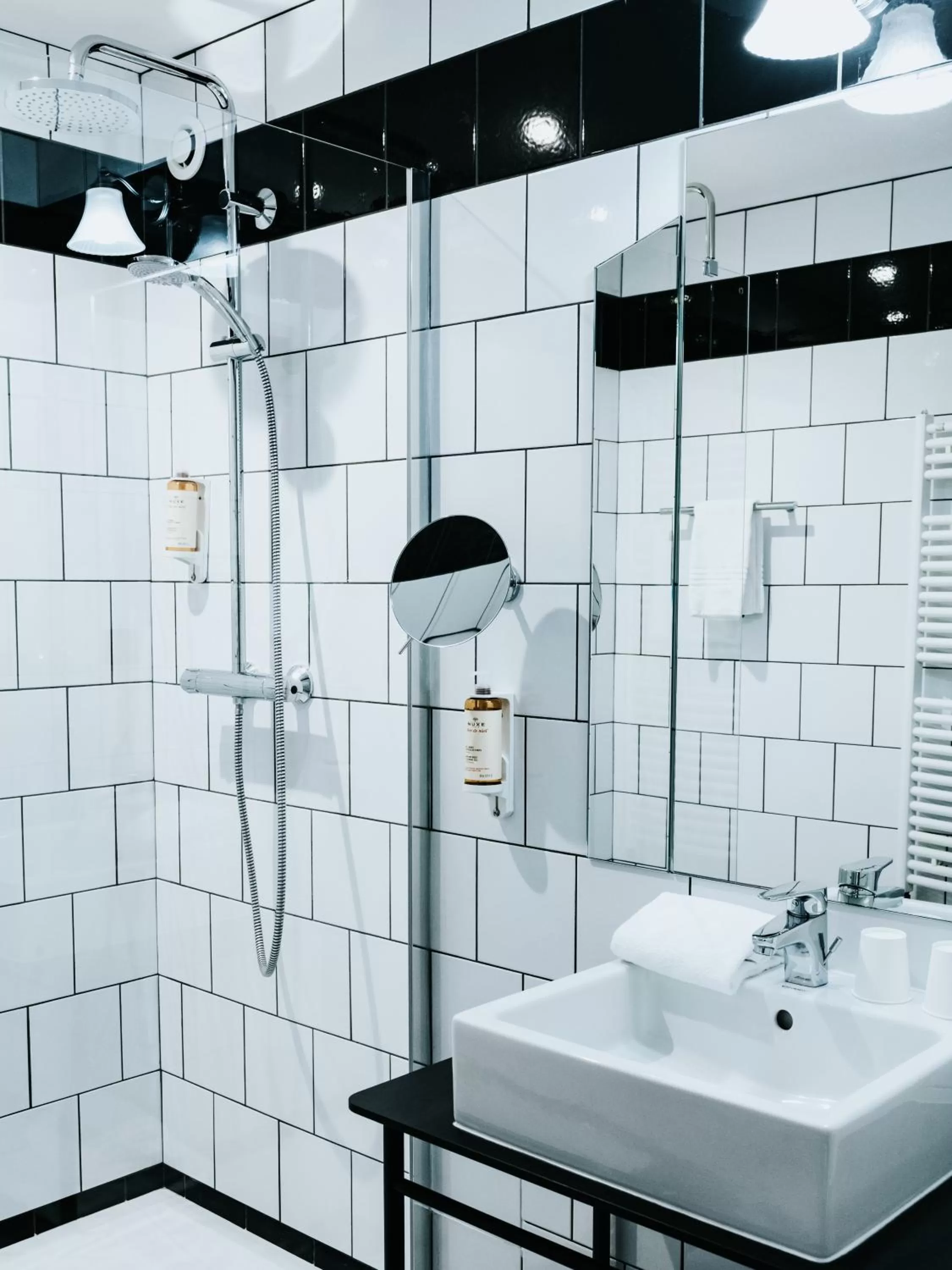 Shower in Hotel Mercure Roscoff Bord De Mer