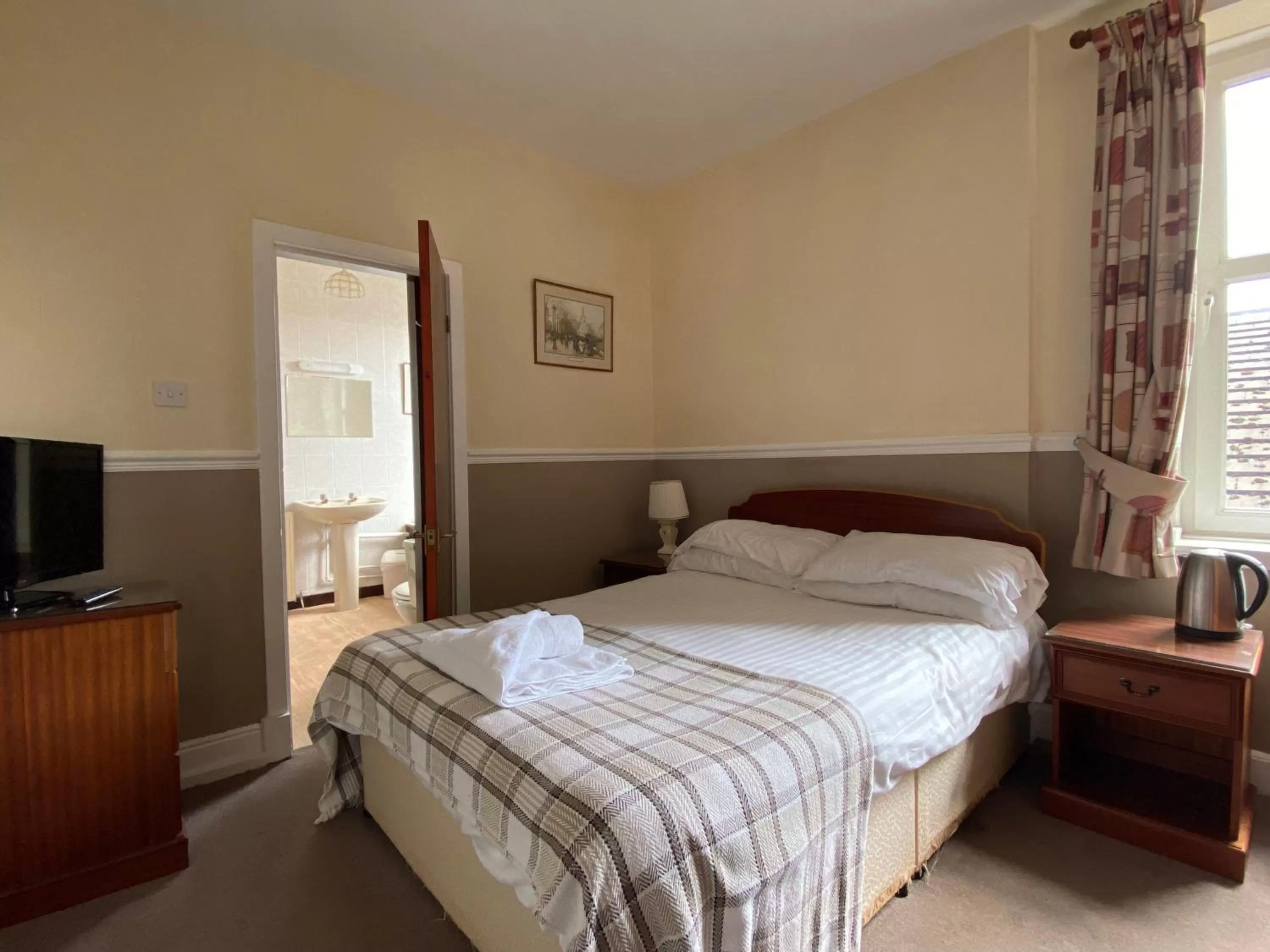 Bedroom, Bed in Kings Arms Hotel