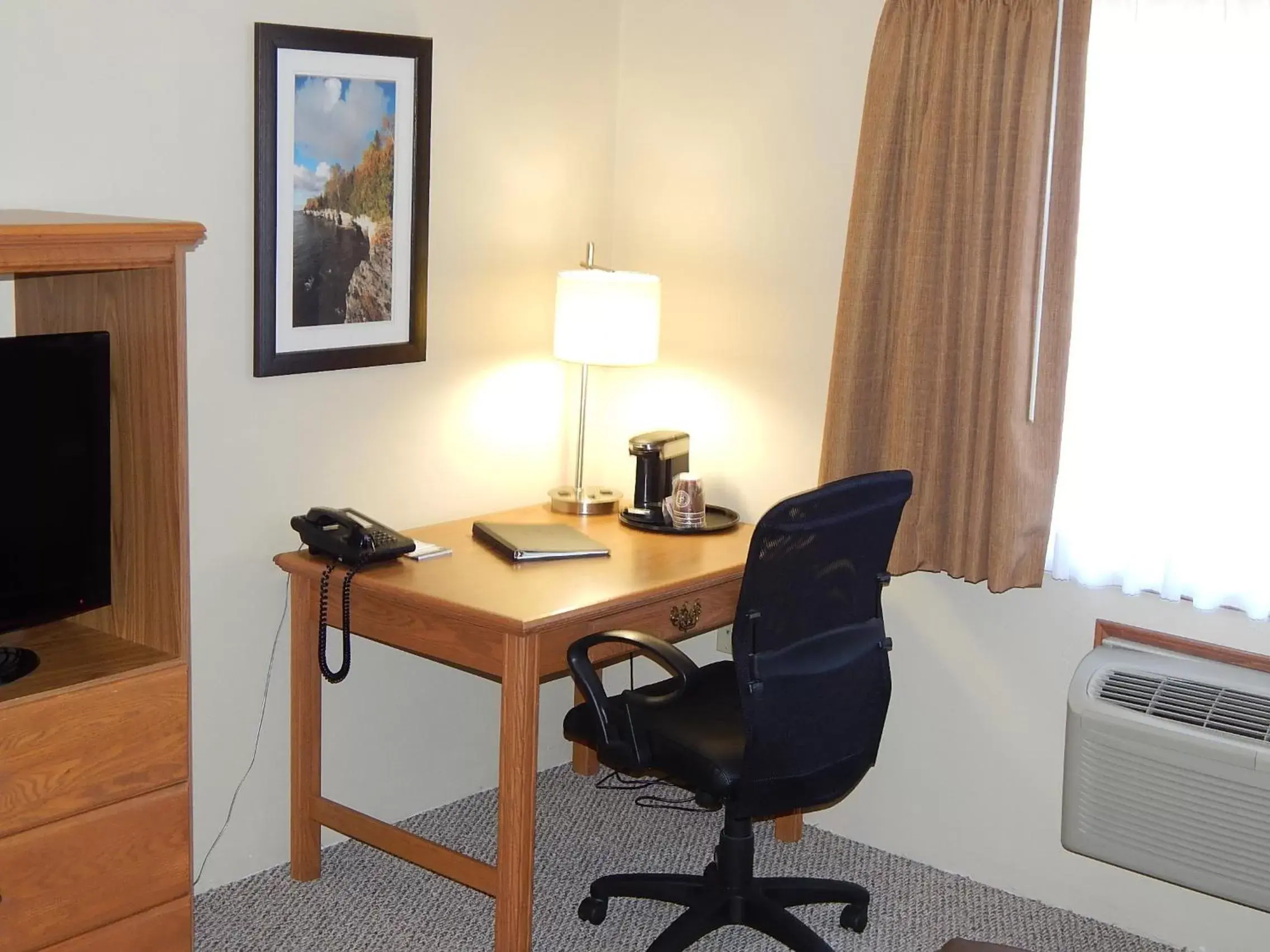 Seating area, TV/Entertainment Center in AmericInn by Wyndham Sturgeon Bay